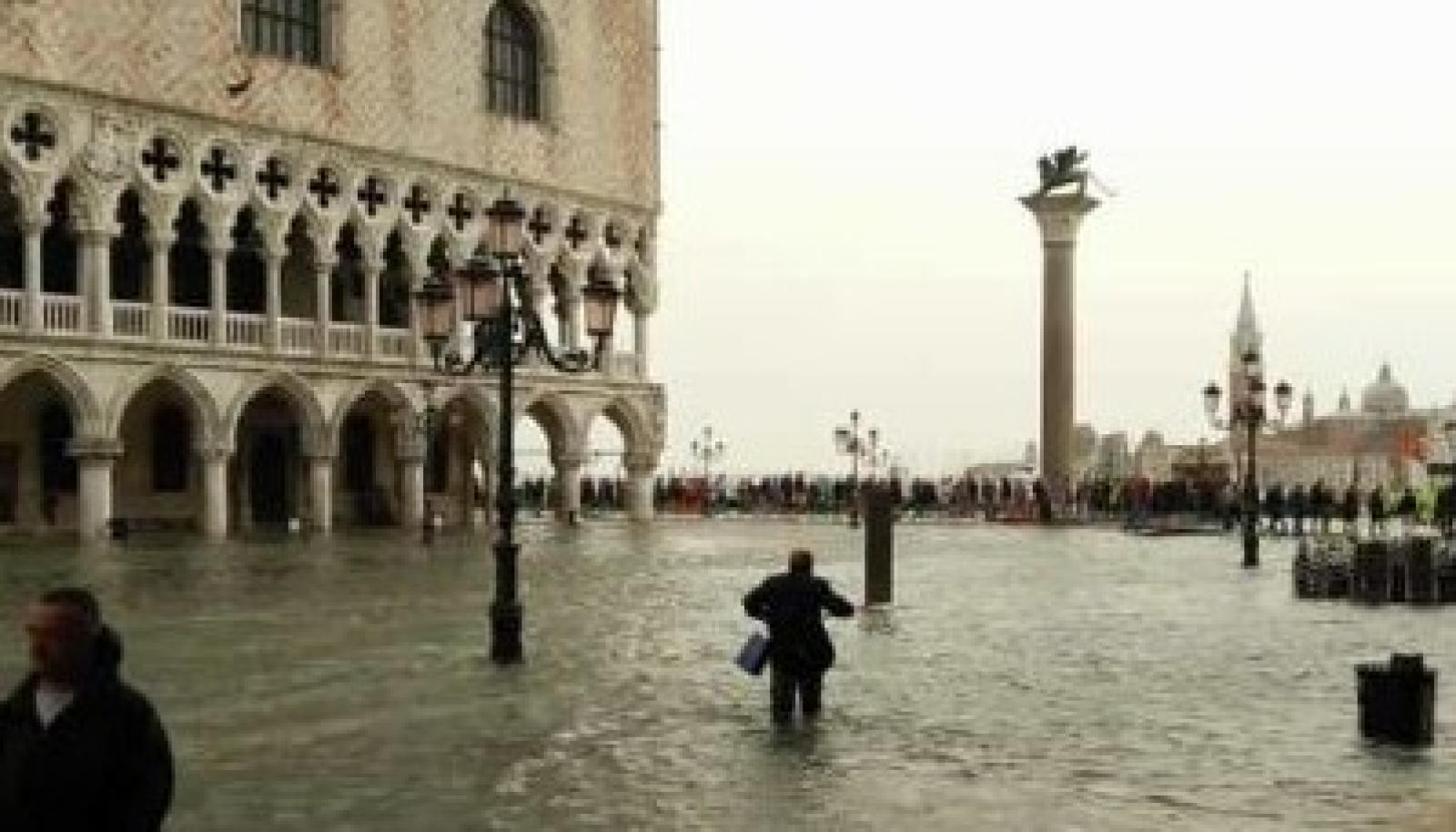 Ancora allarme acqua alta, salta la Regata dei Babbi Natale