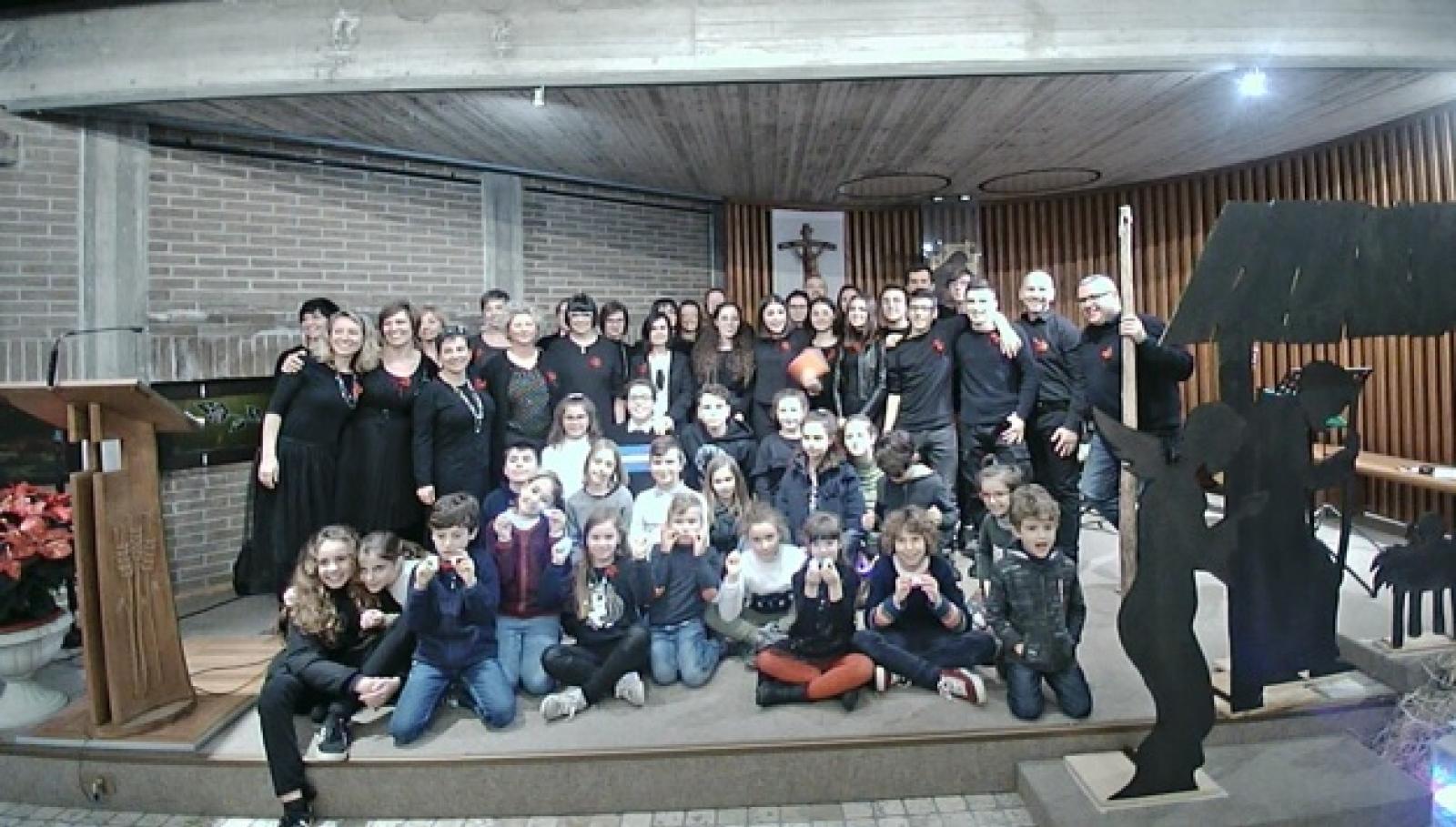 200 persone incantate dal coro e dallo spirito del Natale