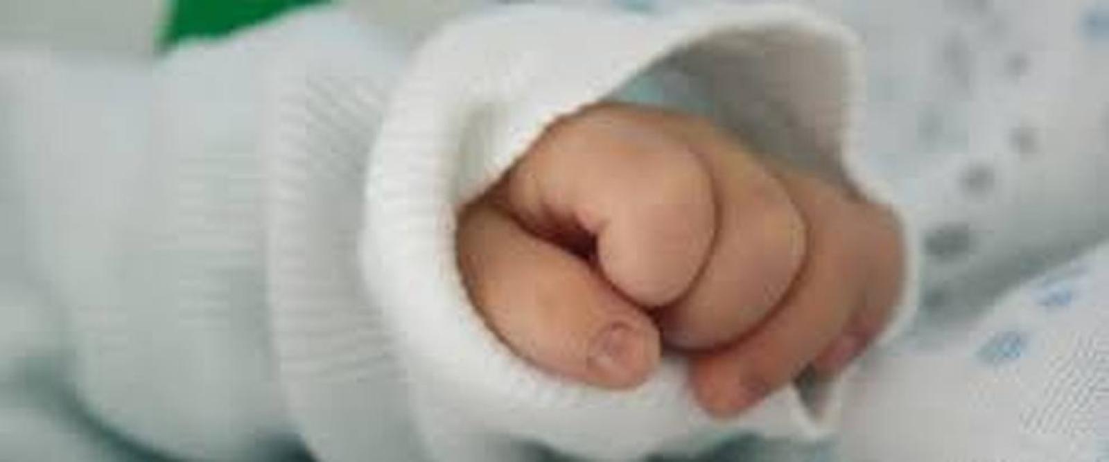 Neonato di 5 mesi in coma, indagata la mamma: lo ha scosso con violenza