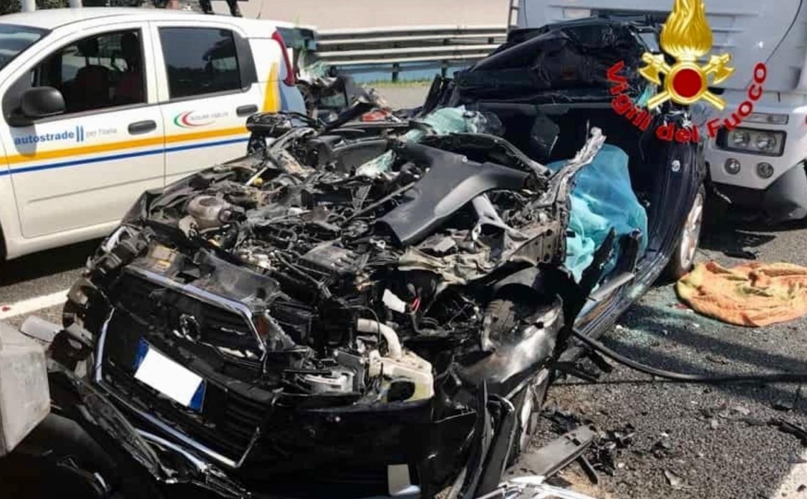 Carcasse d'auto davanti alle discoteche per la prevenzione