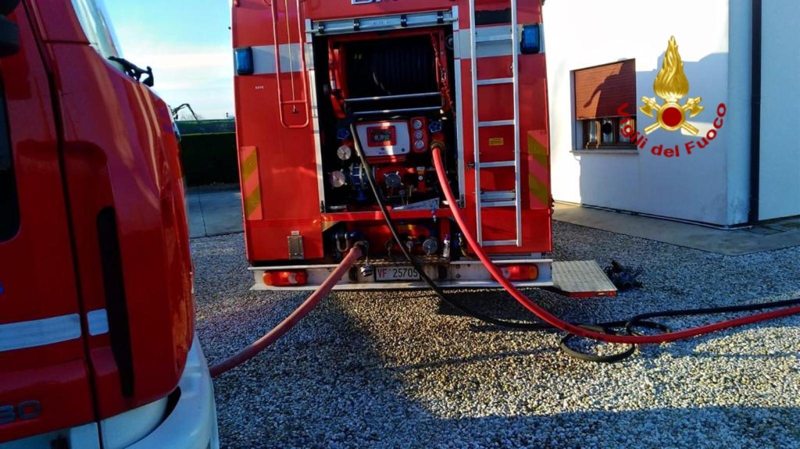 Incendio in Transpolesana: un furgone in fiamme paralizza la viabilit&agrave;