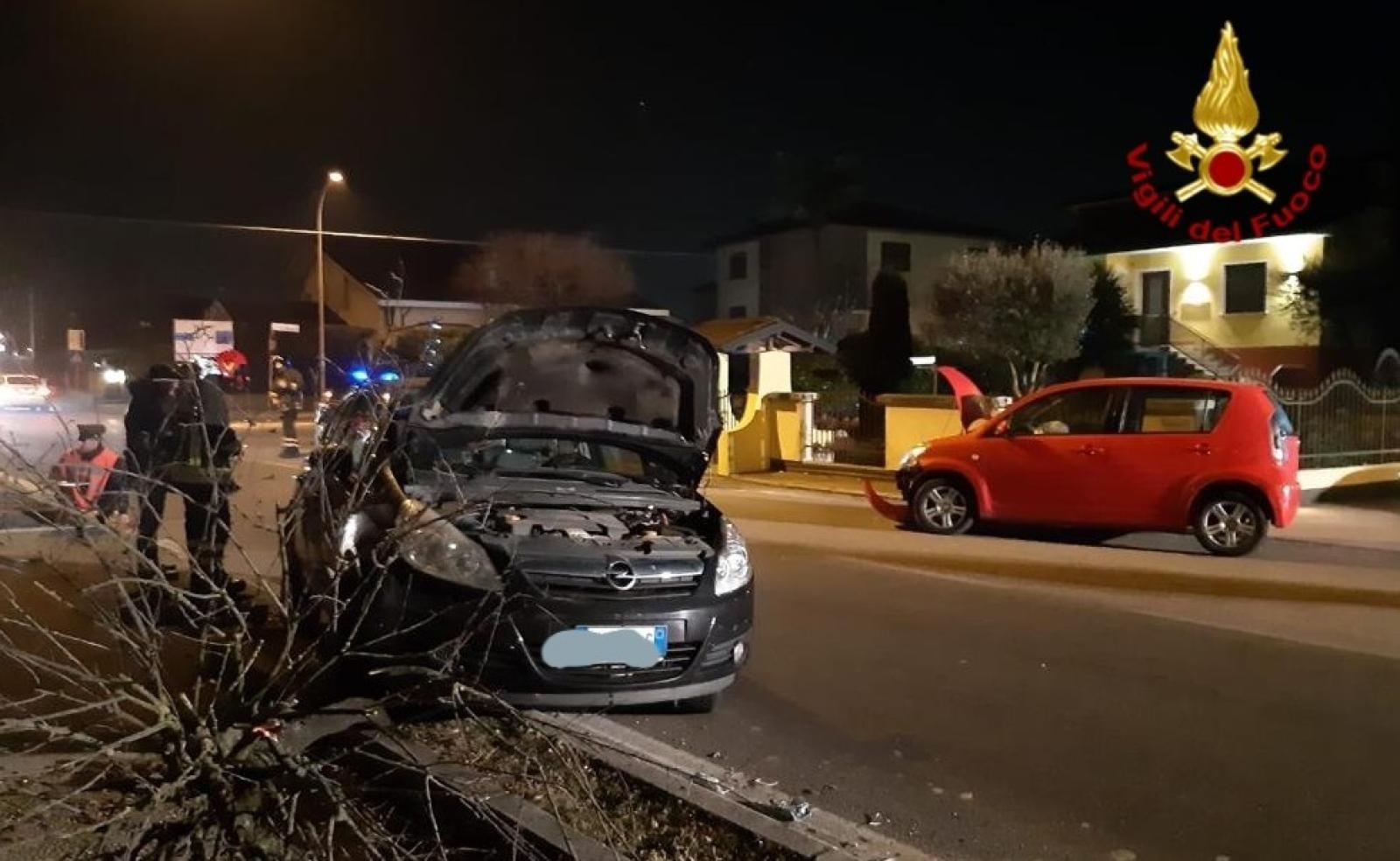 Frontale tra automobili: due persone ferite