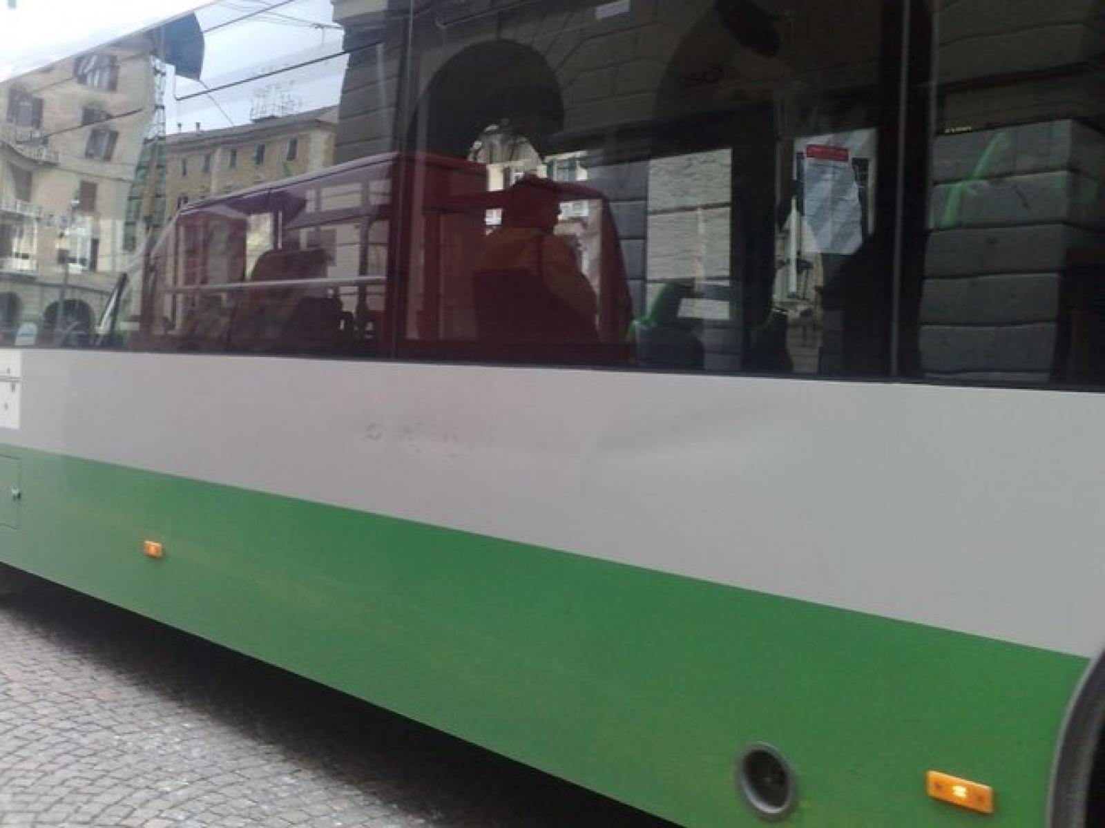 L'autobus frena e un'anziana cade e batte la testa