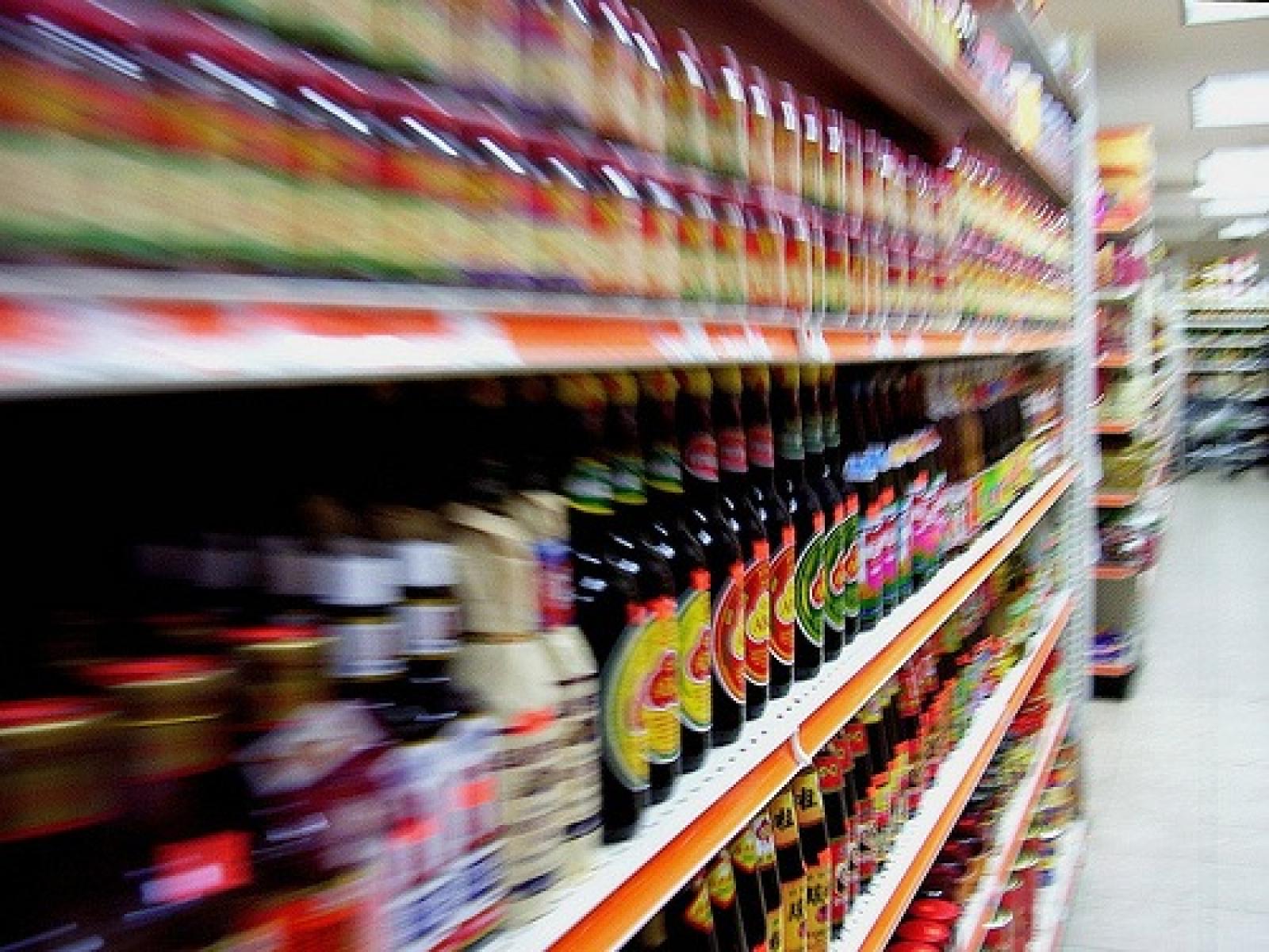 Rubano liquori al supermecato: denunciati due ragazzi