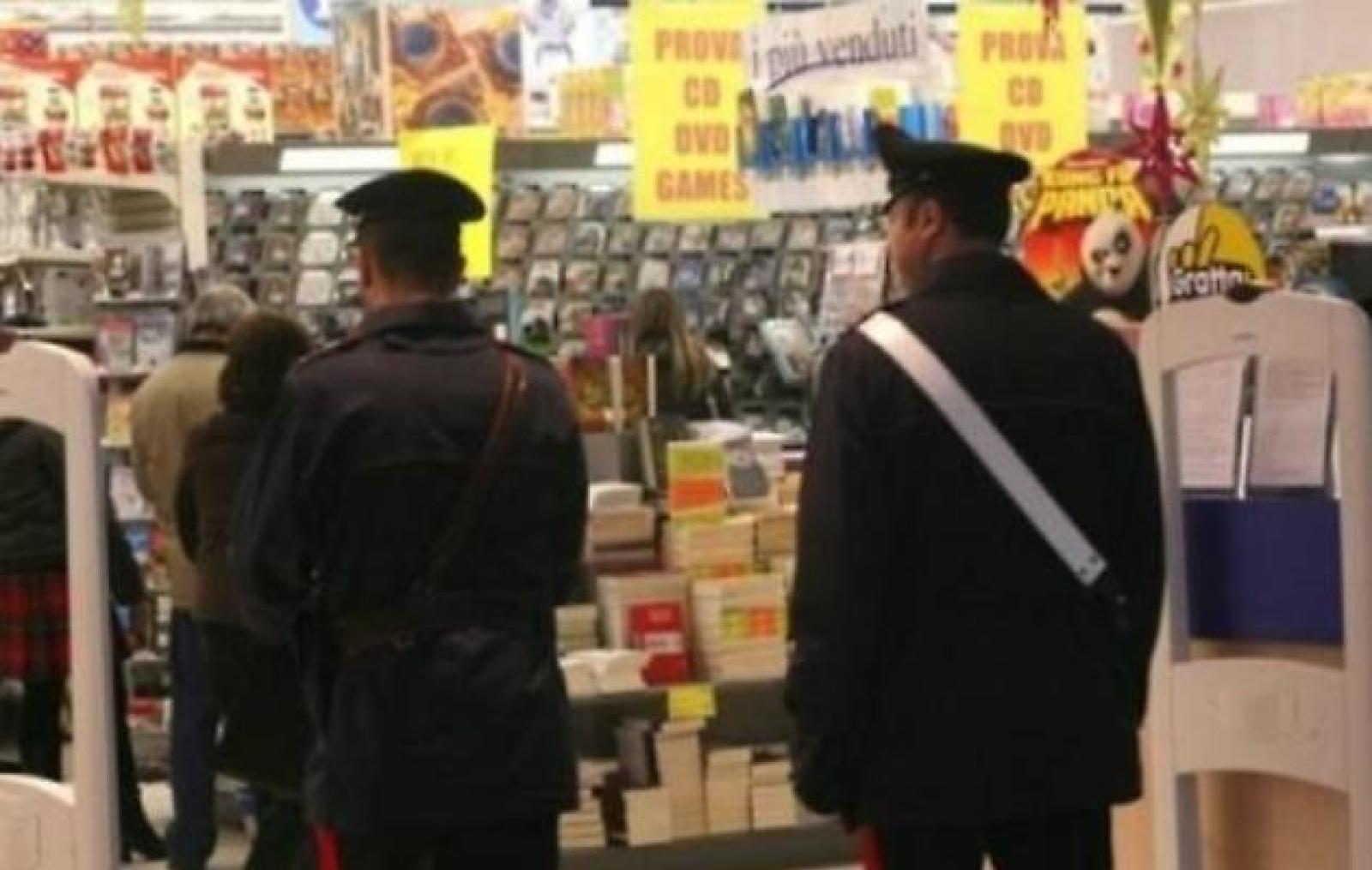 Rubano liquori al supermecato: denunciati due ragazzi