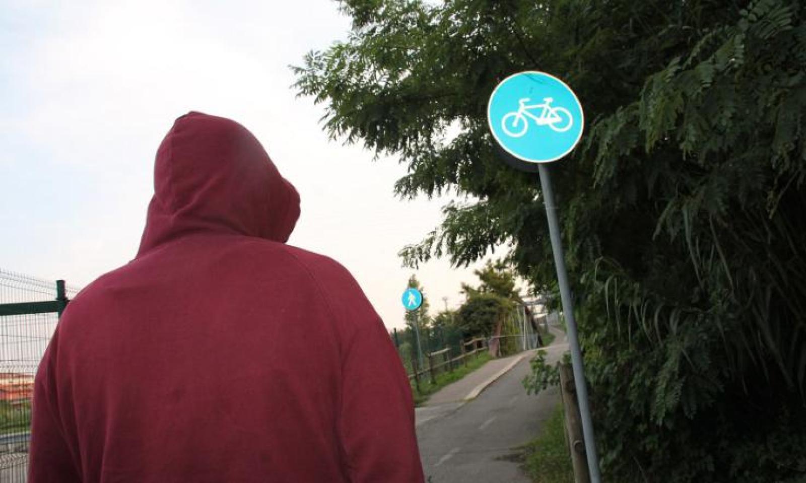 Straniero aggredisce e palpeggia le donne in ciclabile. Preso e condannato