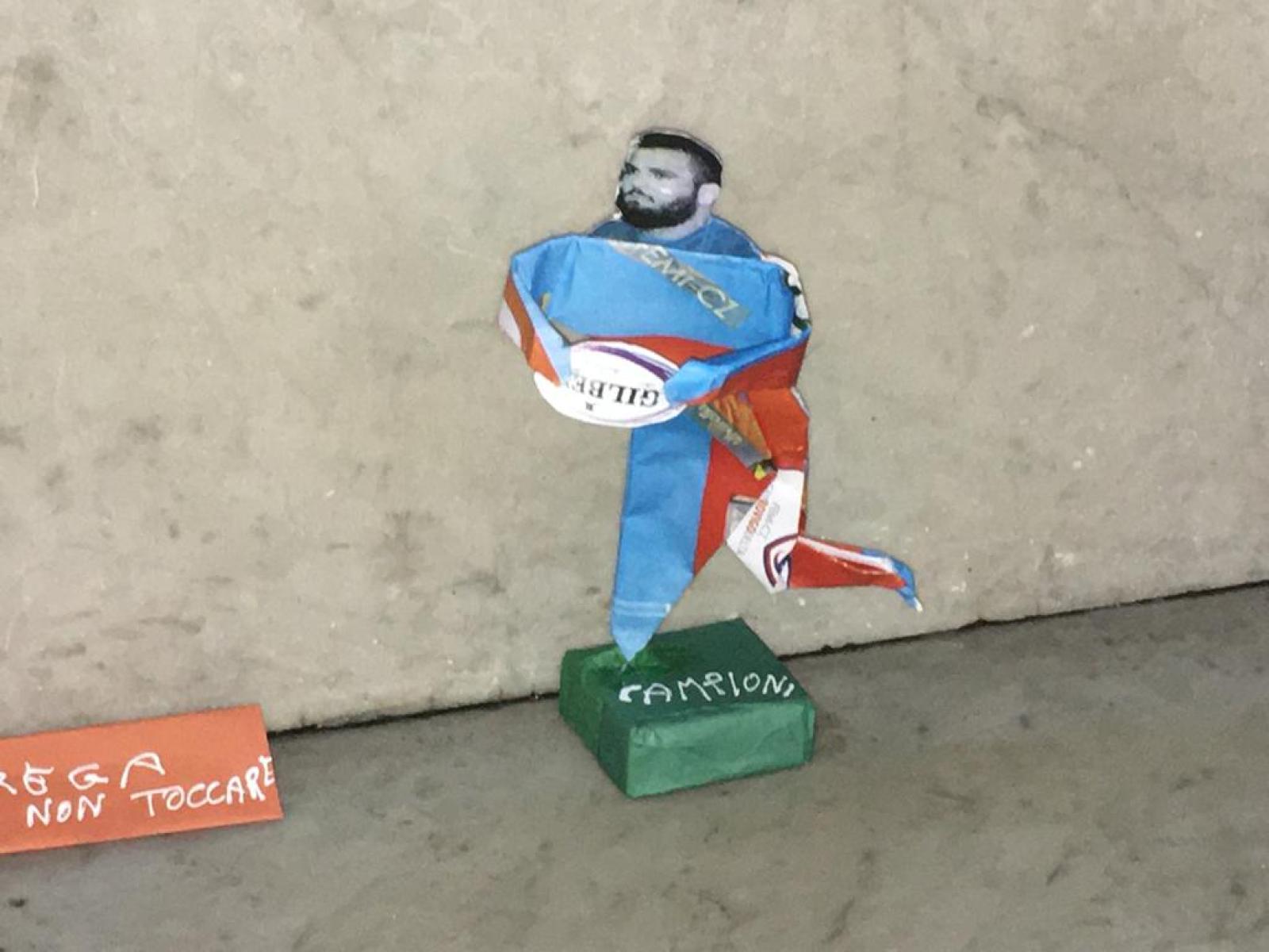 Sotto il monumento, un grazie ai Bersaglieri