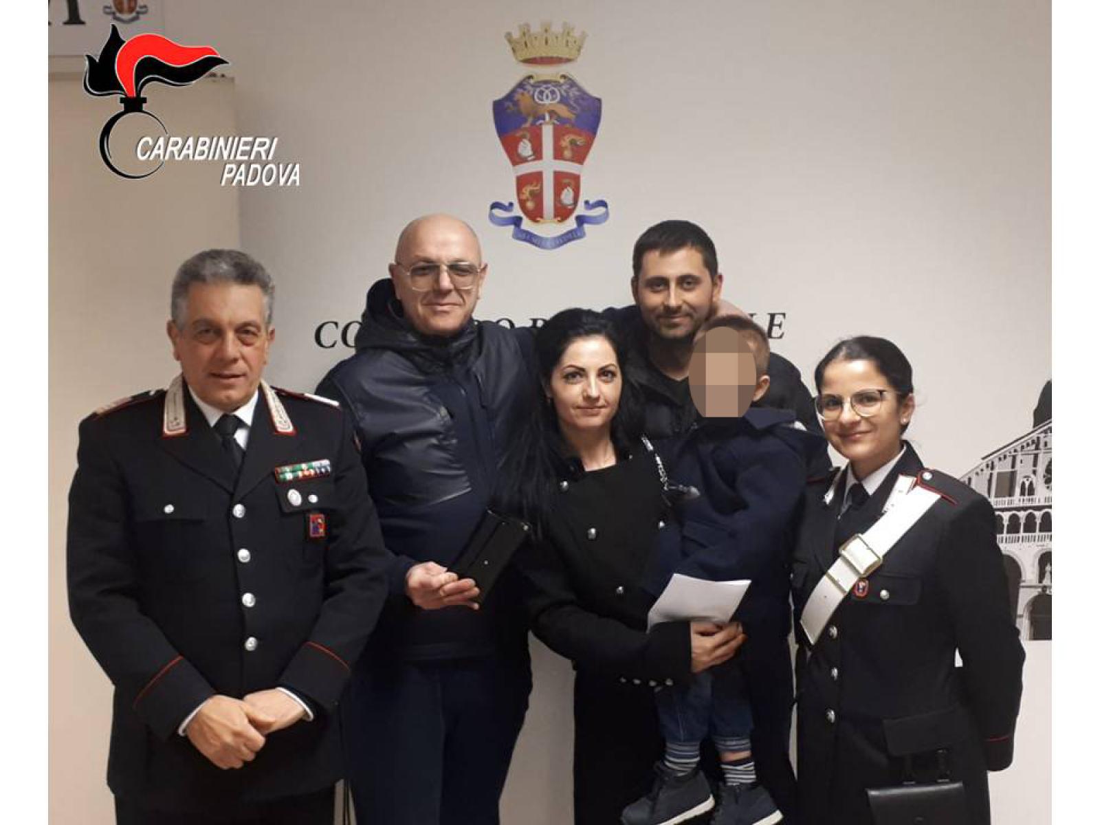 Mamma rom trova portafogli e un anello, e li restituisce