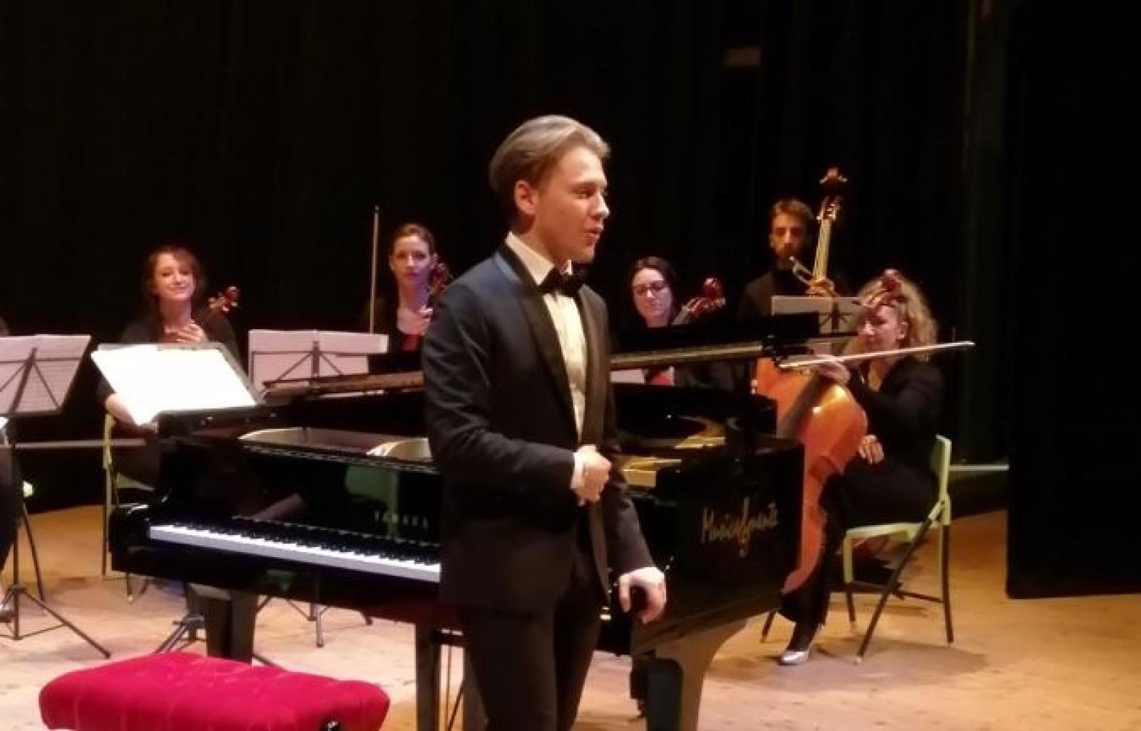 La stagione teatrale parte con il botto.