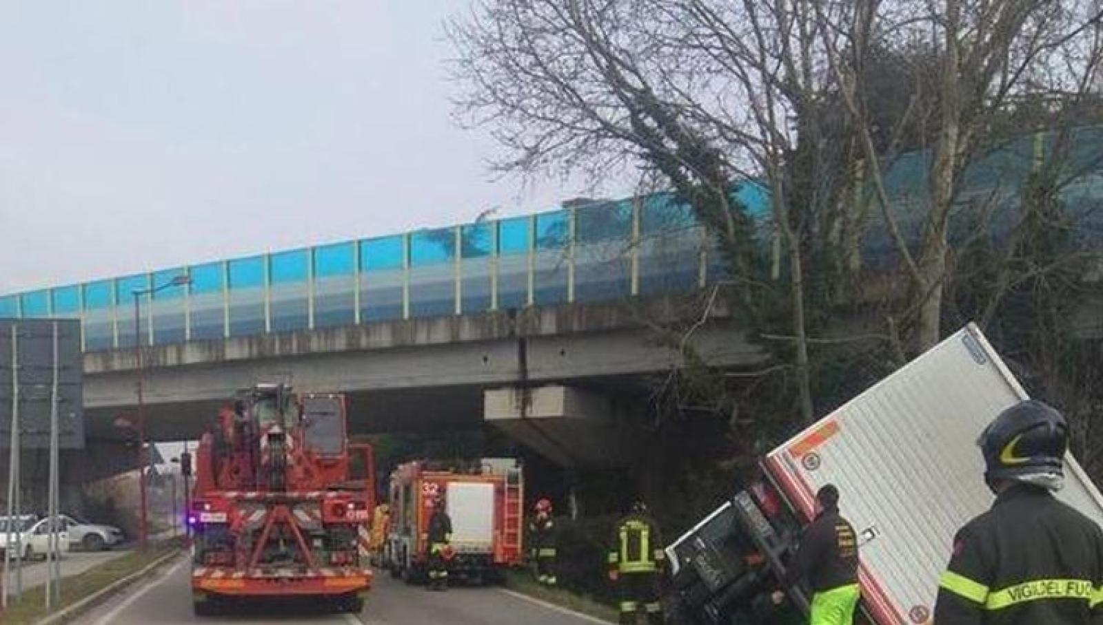 Camion pieno di bare finisce nel fosso