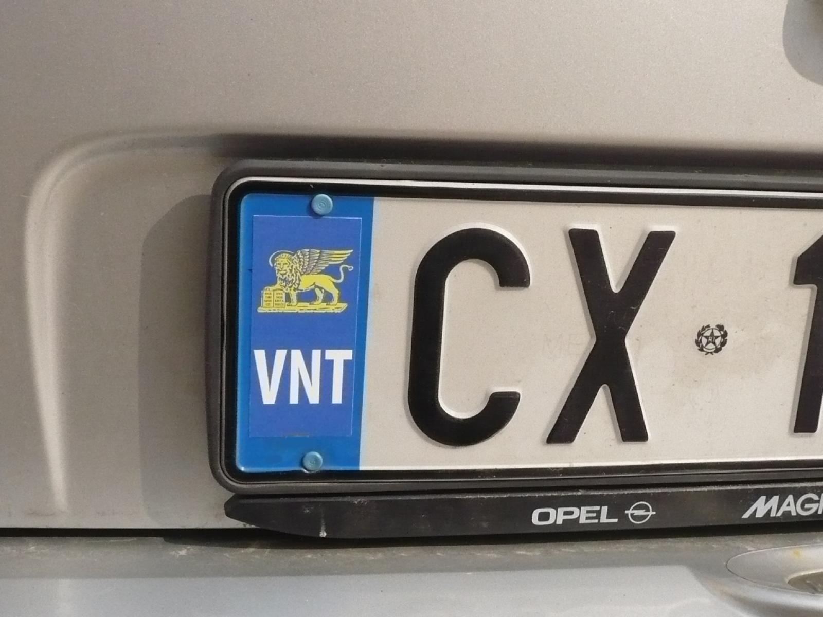 Venetisti con la targa dello "stato dele Venesie"