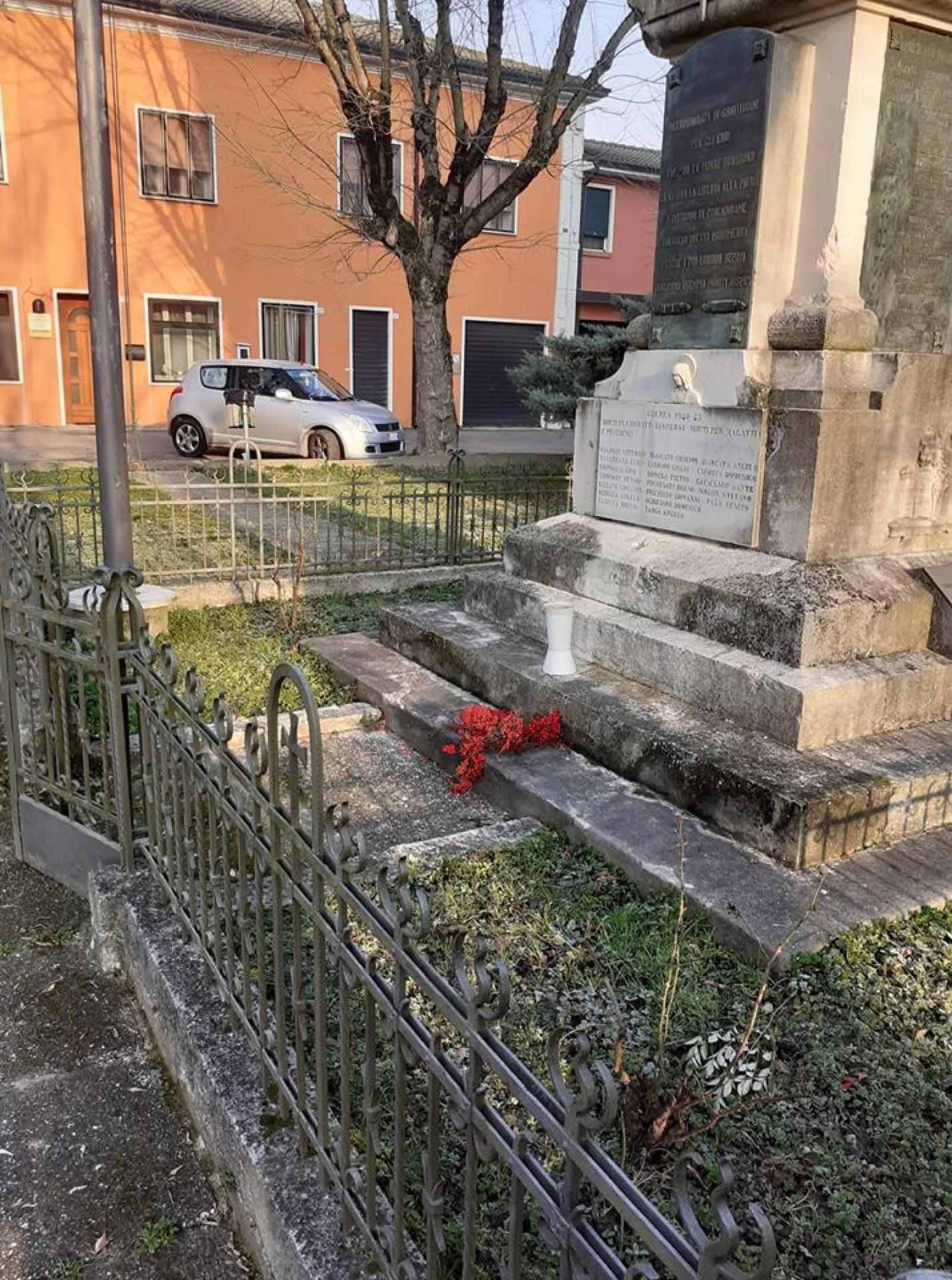 Vile gesto sul monumento ai caduti