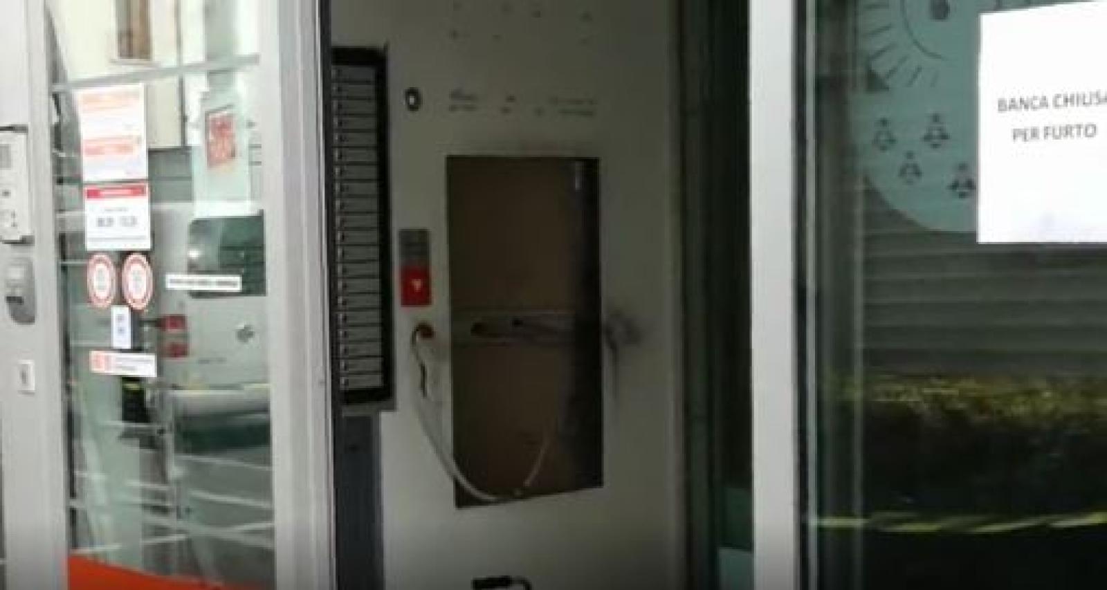 Fanno esplodere il bancomat: poi gli spari