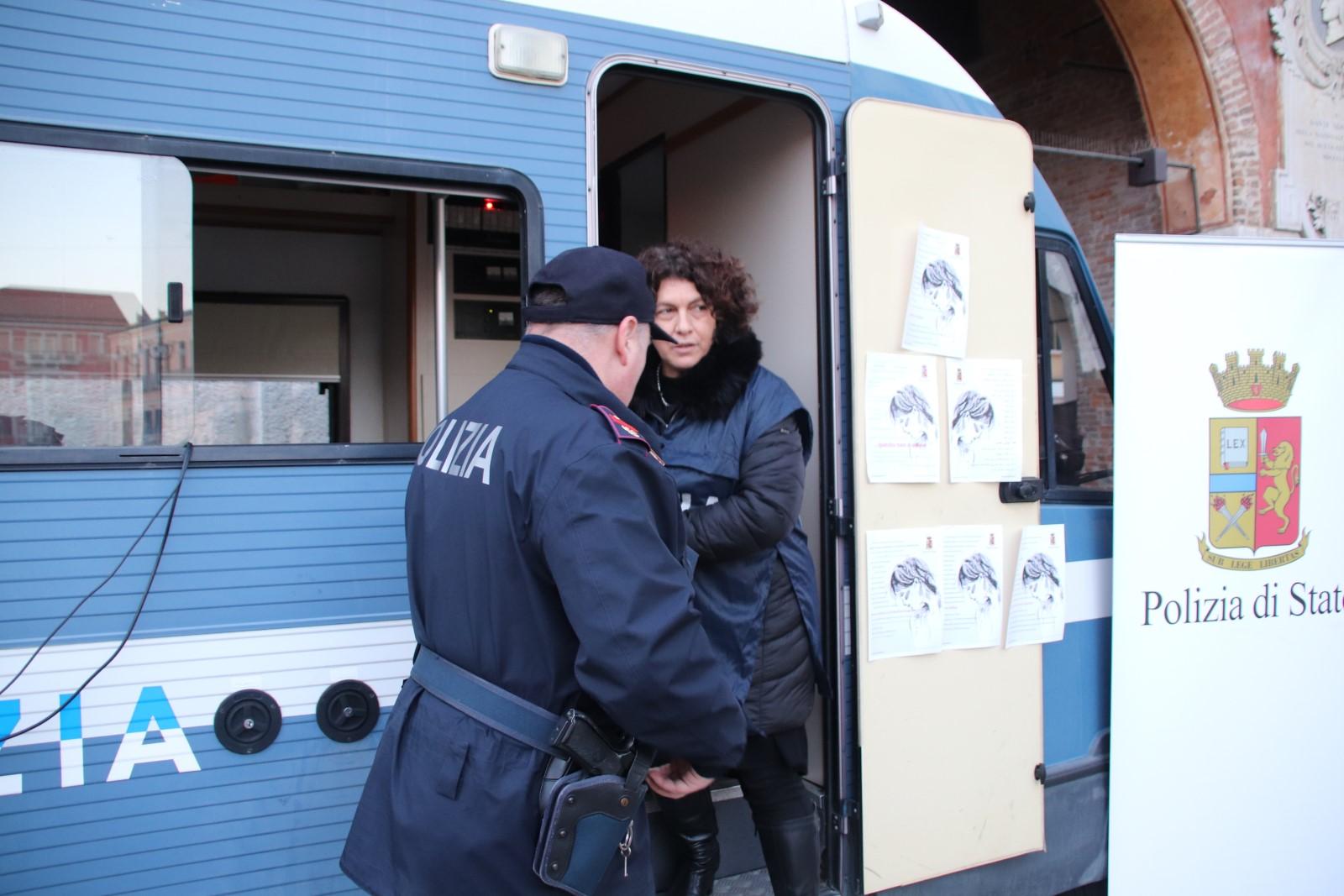 Un camper per aiutare le donne