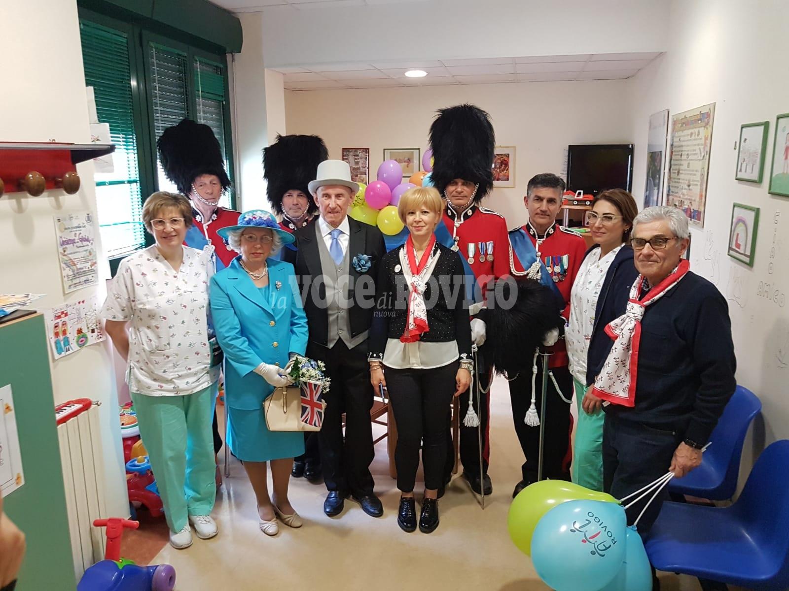 The Queen con l'Ail dai bimbi della pediatria