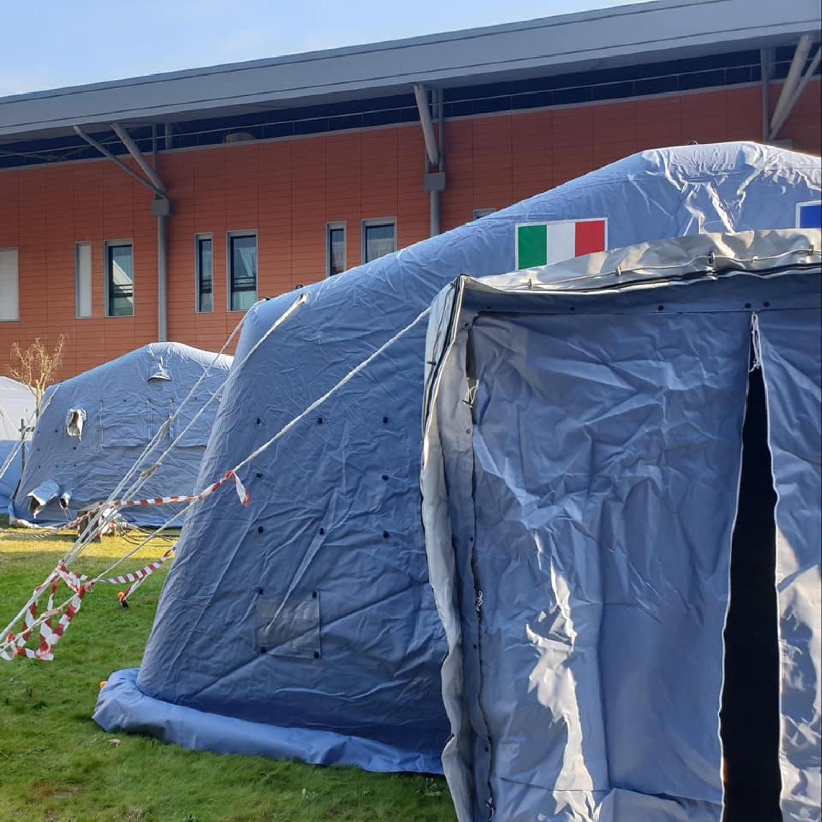Due tende fuori dall'ospedale di Rovigo