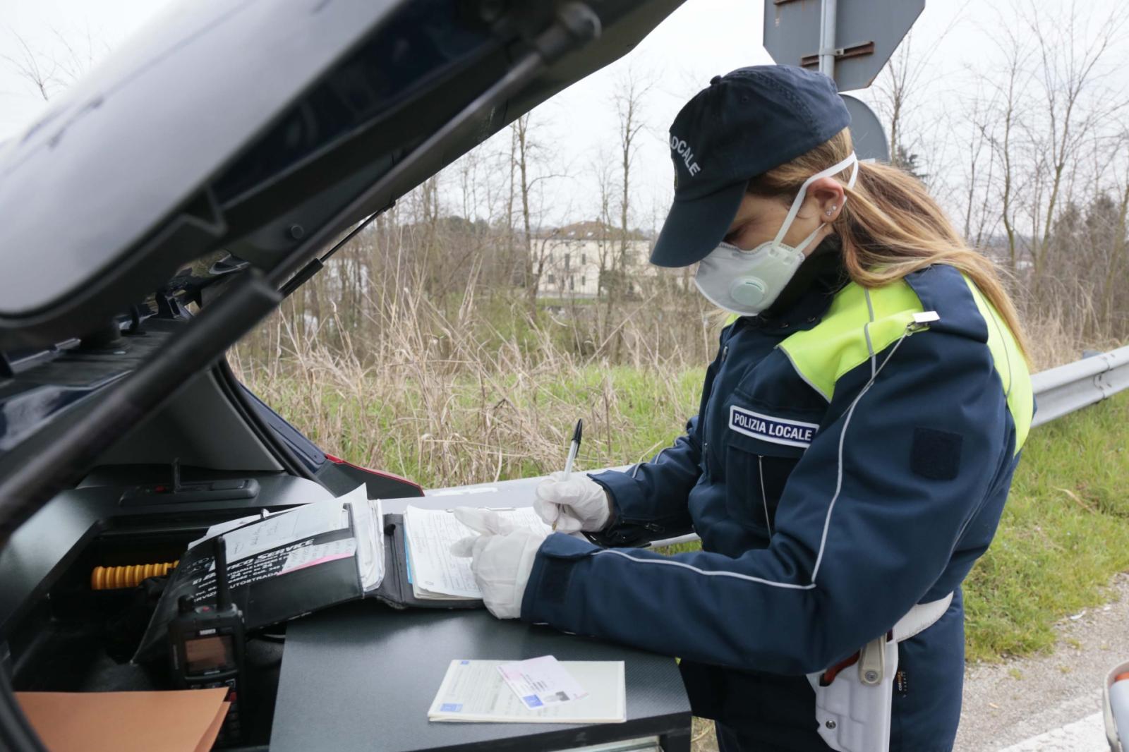 Falsifica l'autocertificazione pur di uscire di casa