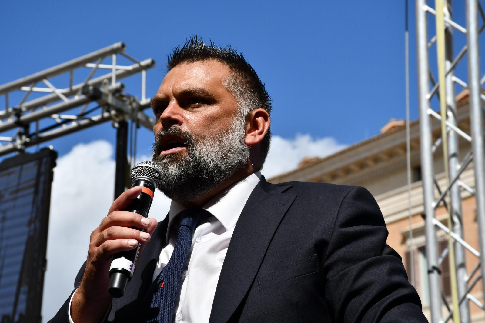 "Dovete chiudere anche le fabbriche. Subito"