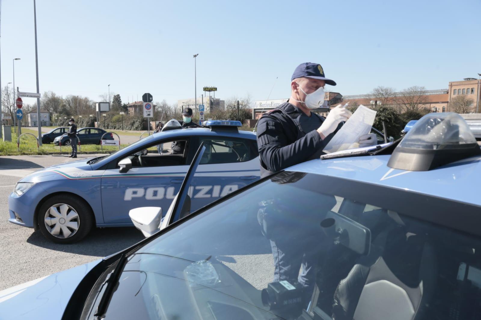 Chiedono ai poliziotti come raggiungere gli amici, denunciati