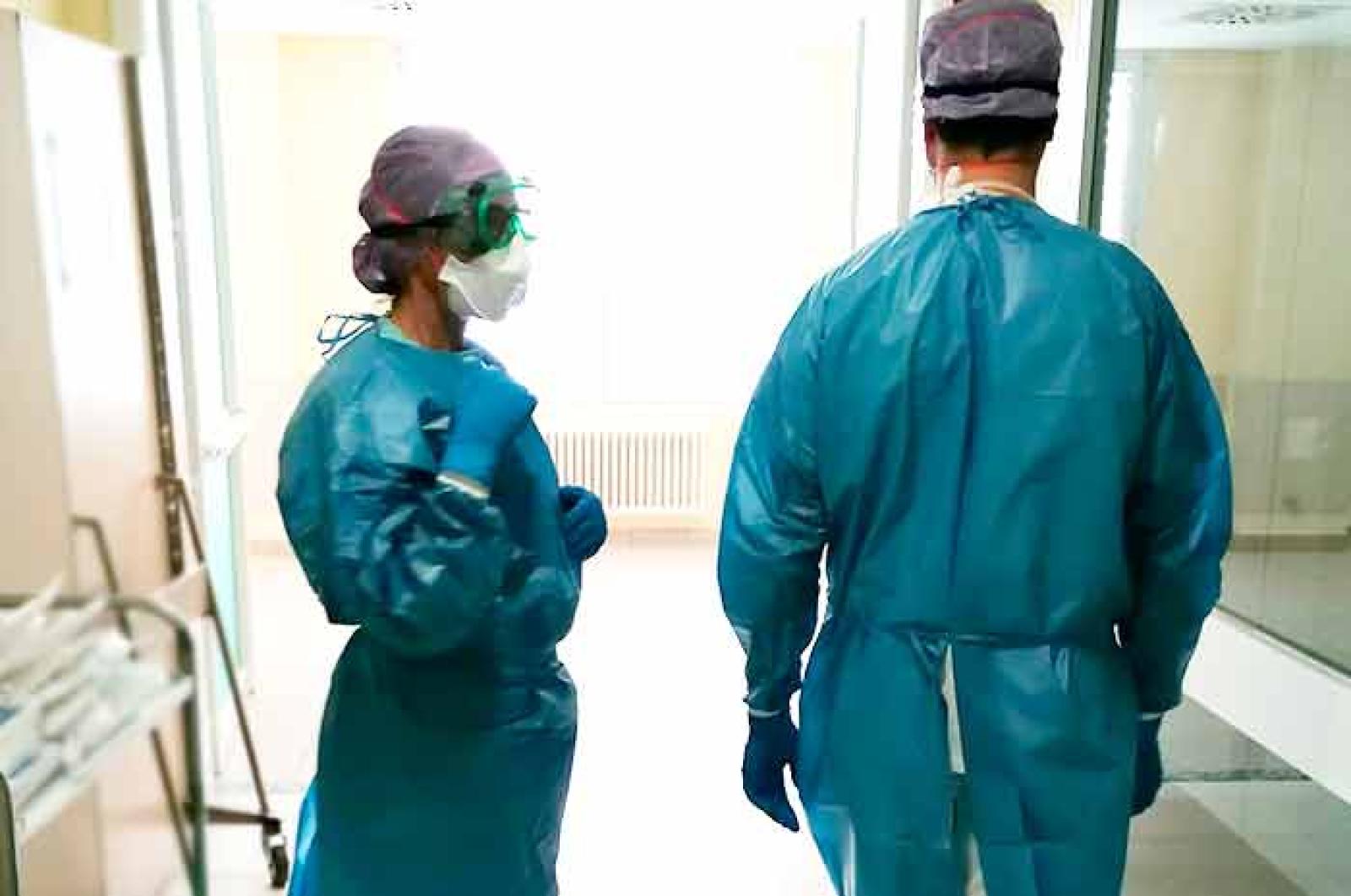 Contro il virus nasce la macchina staffetta: a bordo un infermiere per il tampone a domicilio