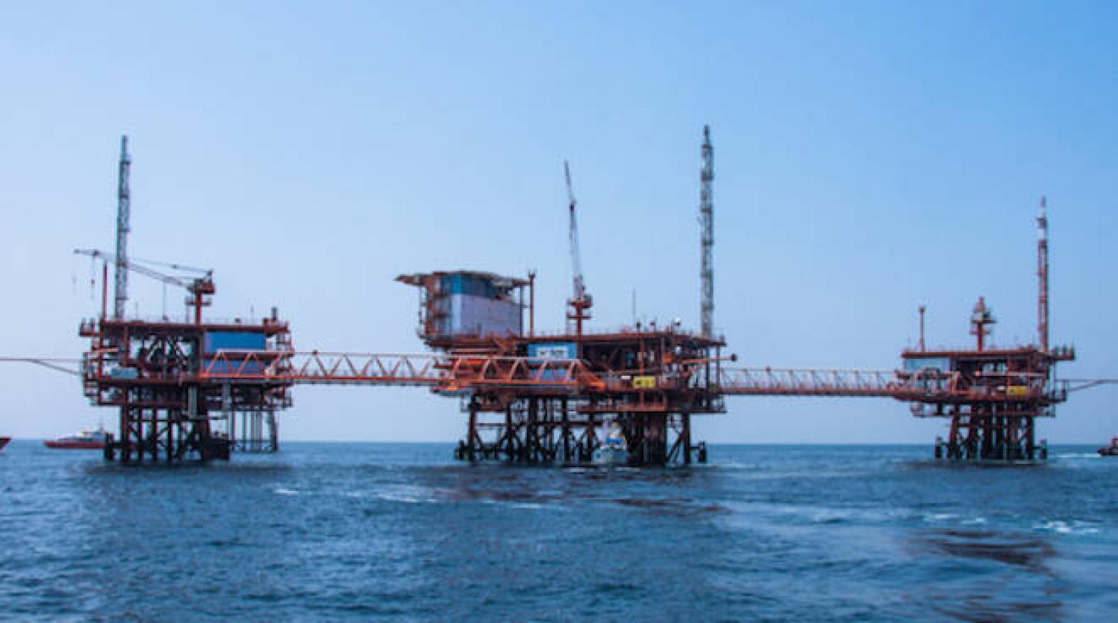 Bloccati in mezzo all&rsquo;Adriatico: la  strana quarantena dei lavoratori sulle piattaforme di estrazione  