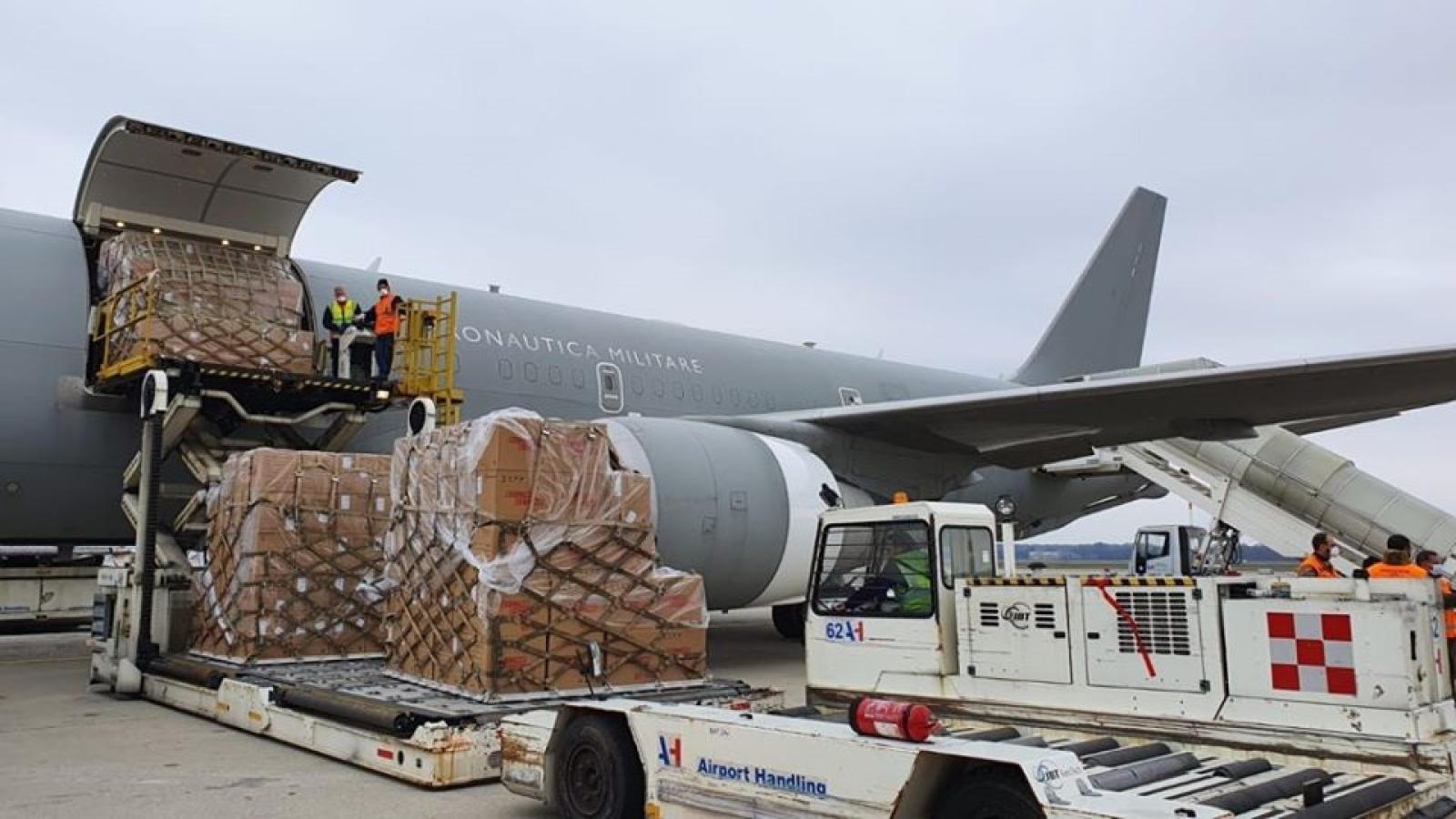 Milioni di mascherine, respiratori e personale sanitario: la solidariet&agrave; del mondo all'Italia