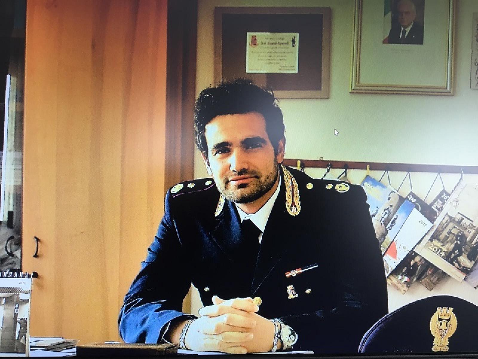 In piena emergenza, vanno a cene di gruppo o dal tatuatore