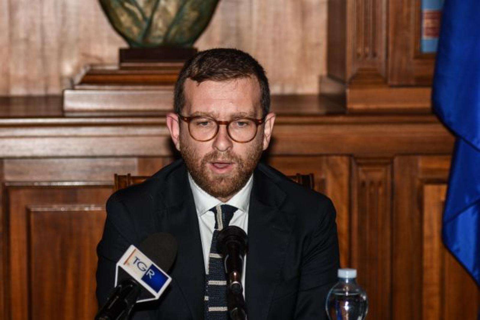 Il ministro Provenzano: "Aiuti anche a chi lavora in nero"