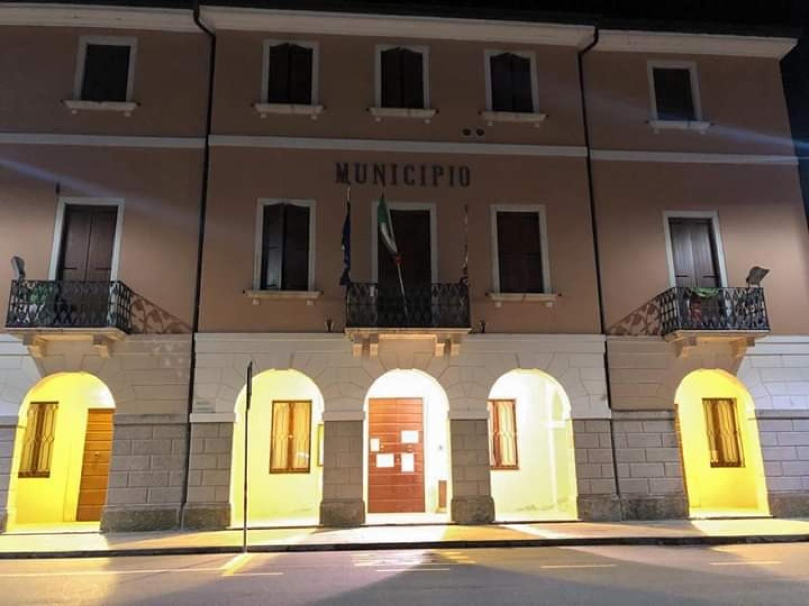 Il municipio s'illumina di giallo per il mese dell'endometriosi