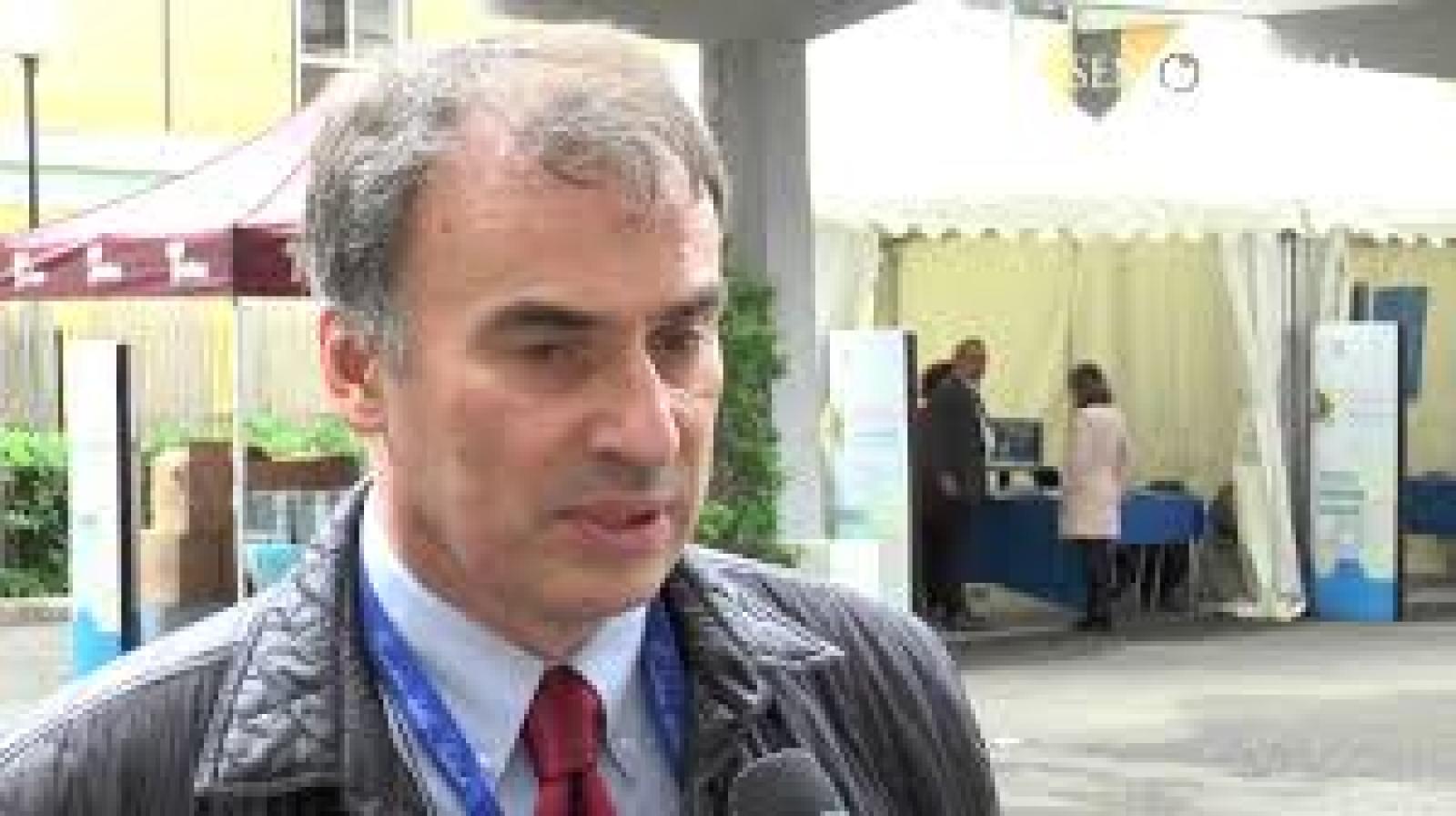 Un metro di distanza, lavare spesso mani, superfici e anche la spesa: come frenare il covid