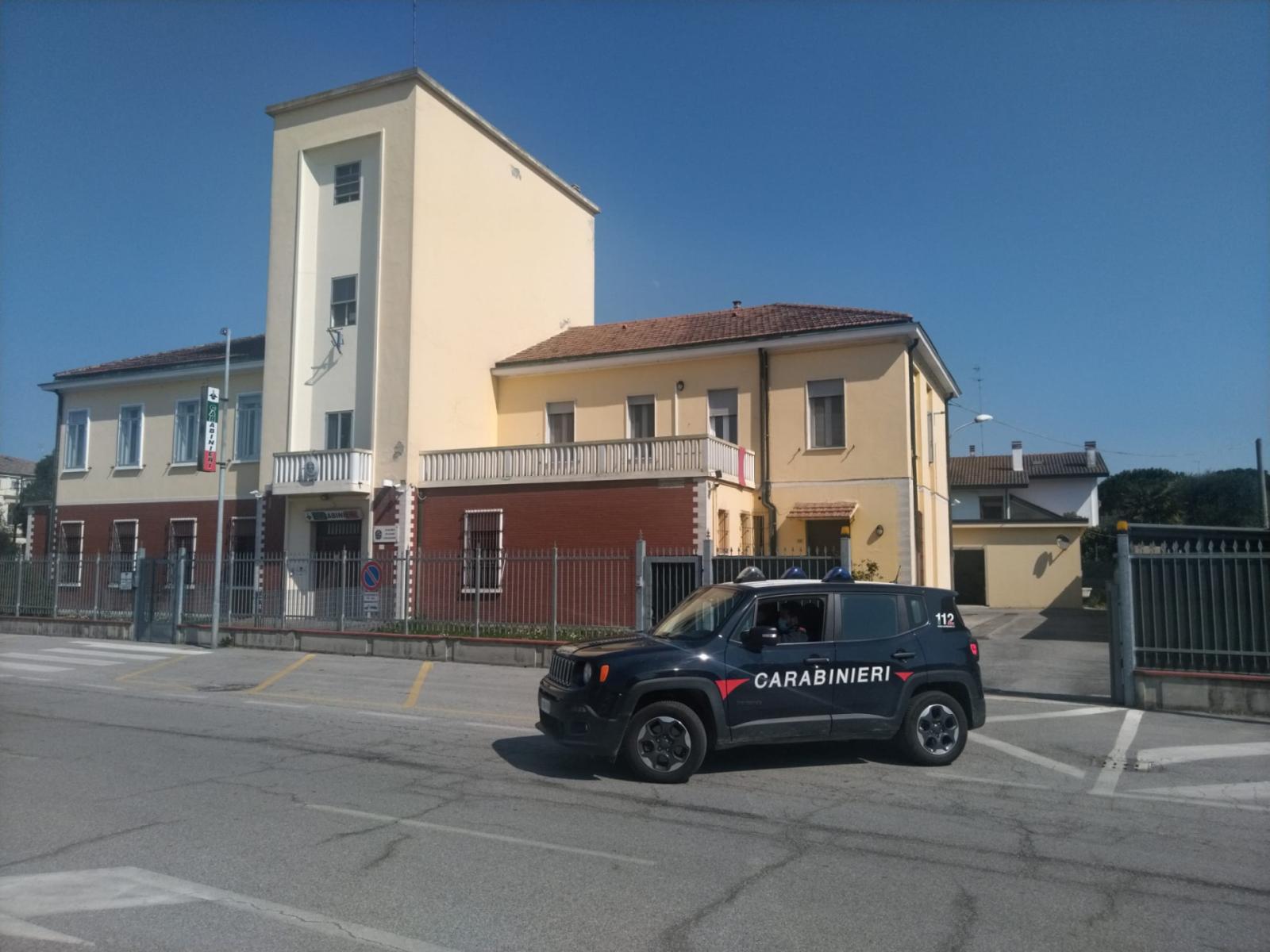 Ubriaco semina panico al bar