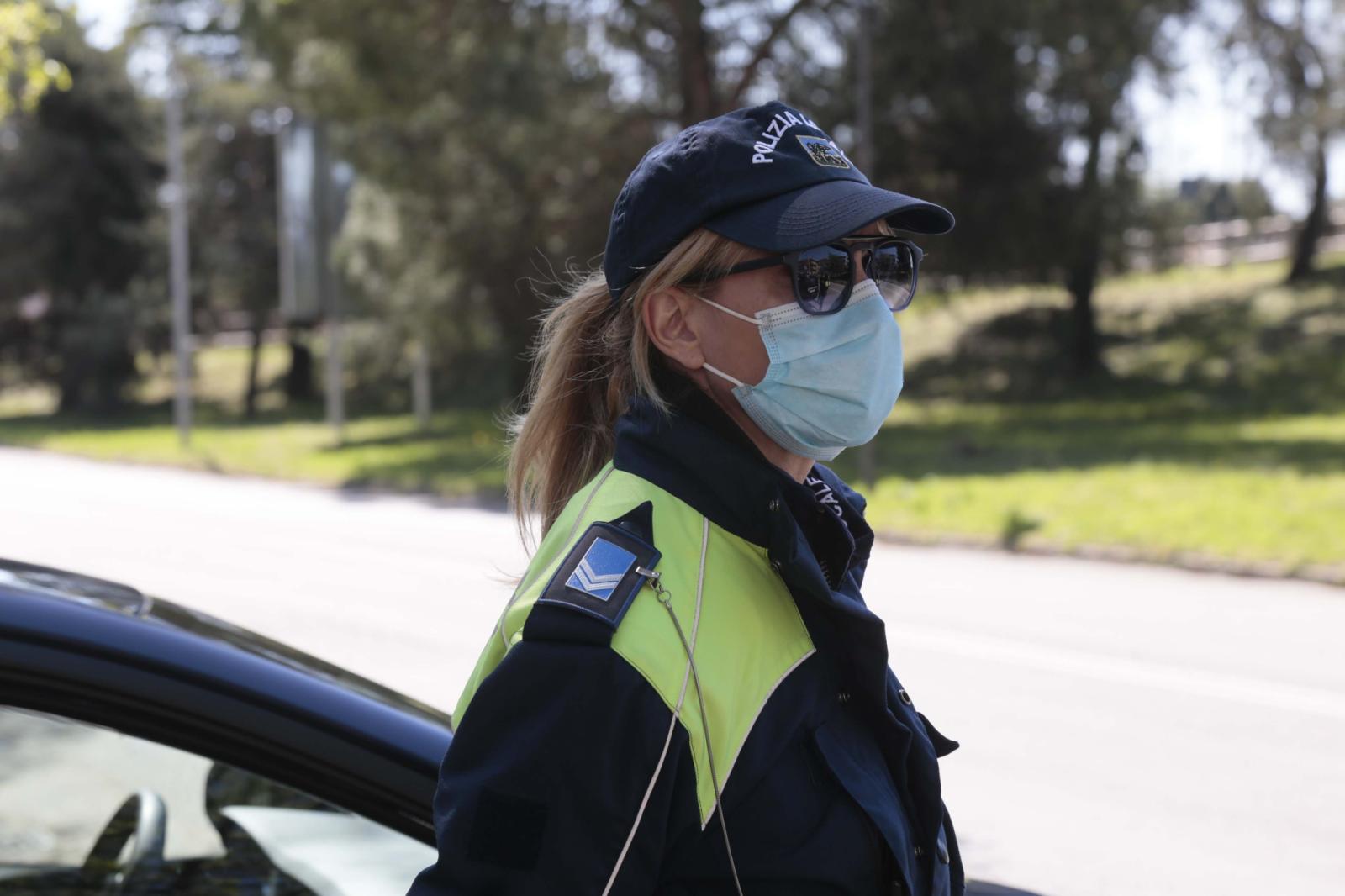 Non lo capiscono: gente senza mascherina e che corre lontano da casa