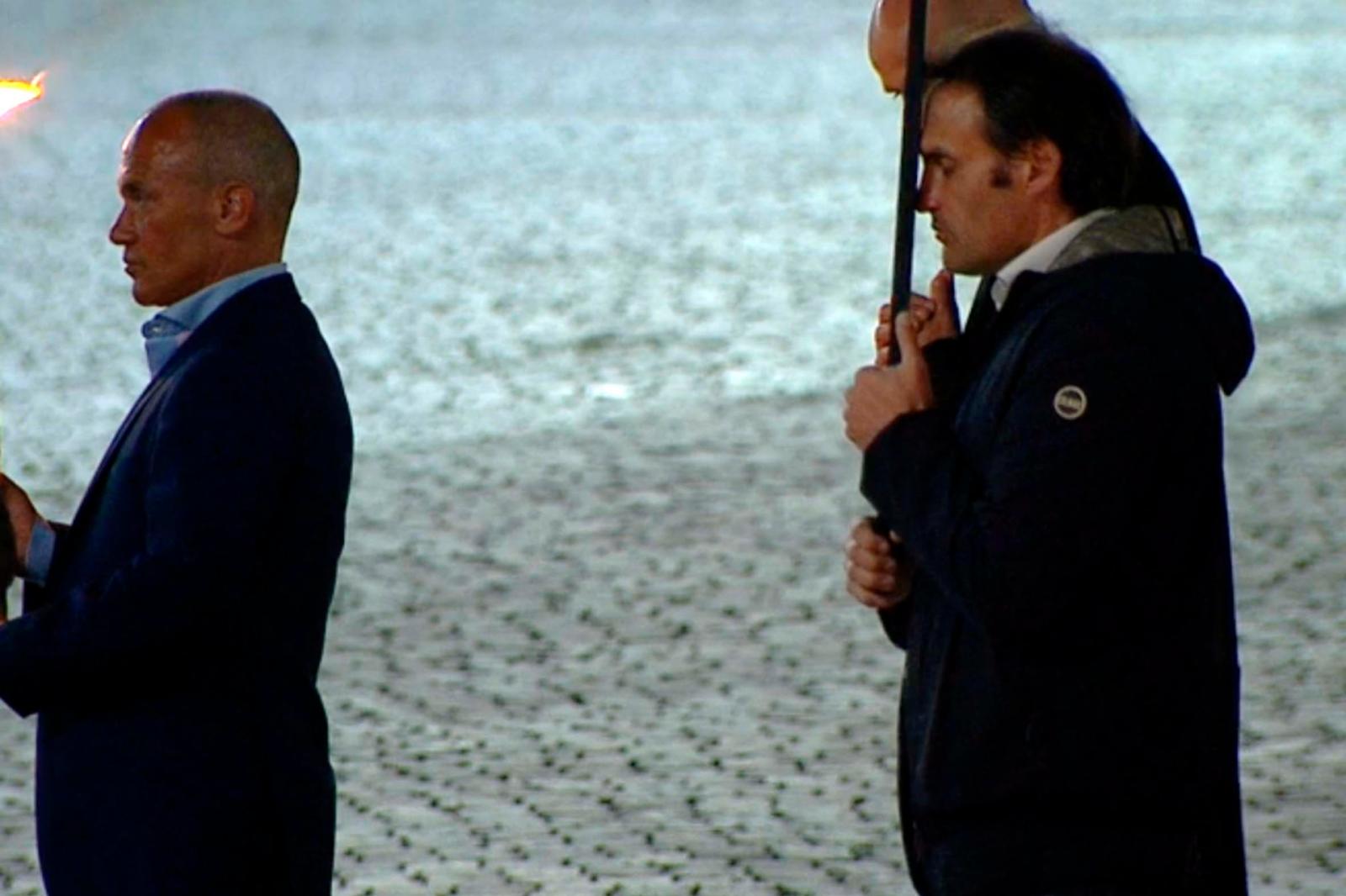 Jeans e scarpe da ginnastica per "Don Spritz", che  porta la croce in una piazza San Pietro deserta