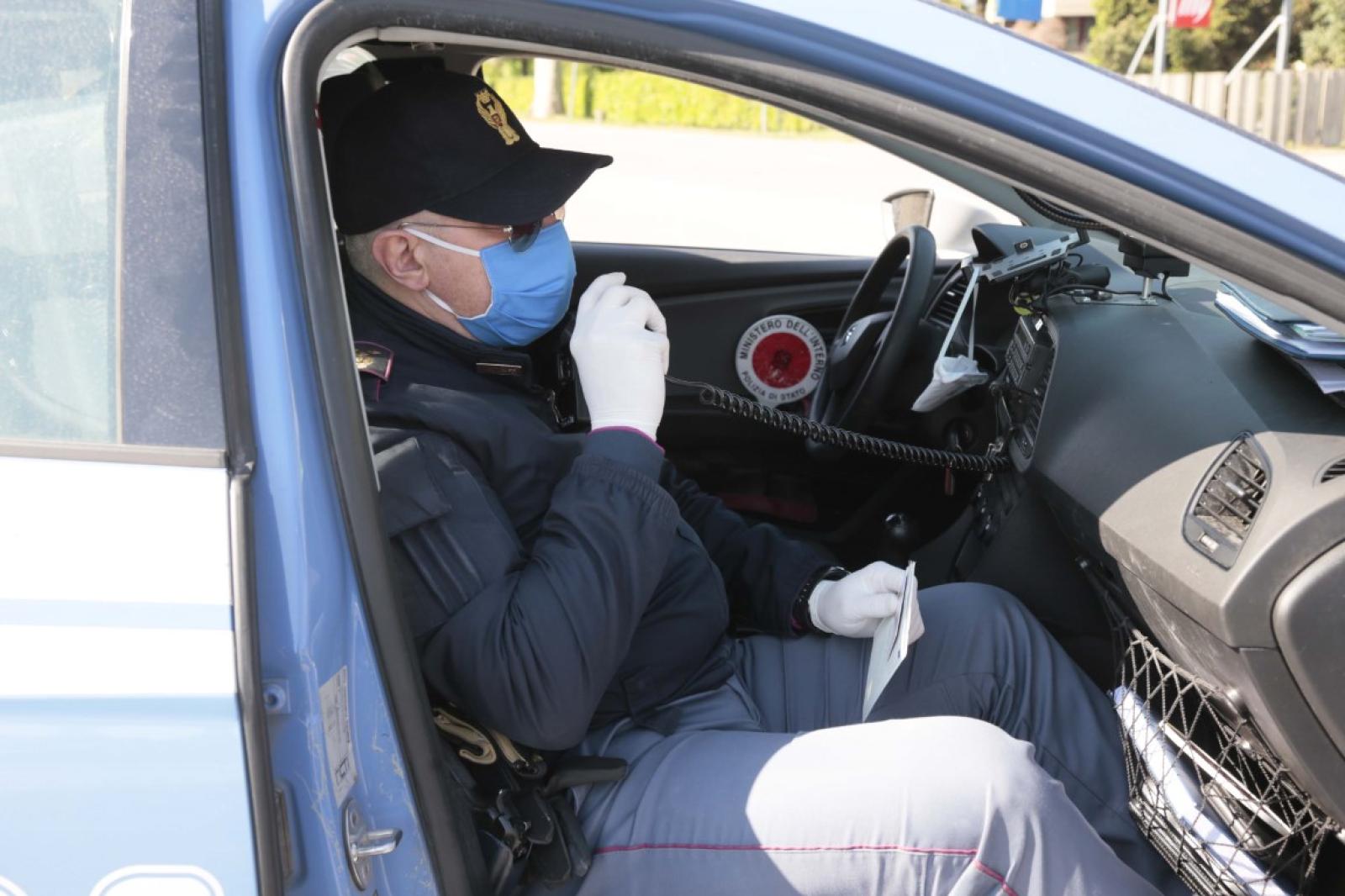 Prende a sputi l'auto del vicino e si giustifica "&egrave; una malattia"