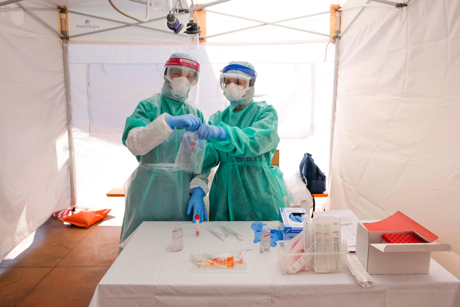 Tamponi per chi torna dalle vacanze, cambiano gli orari