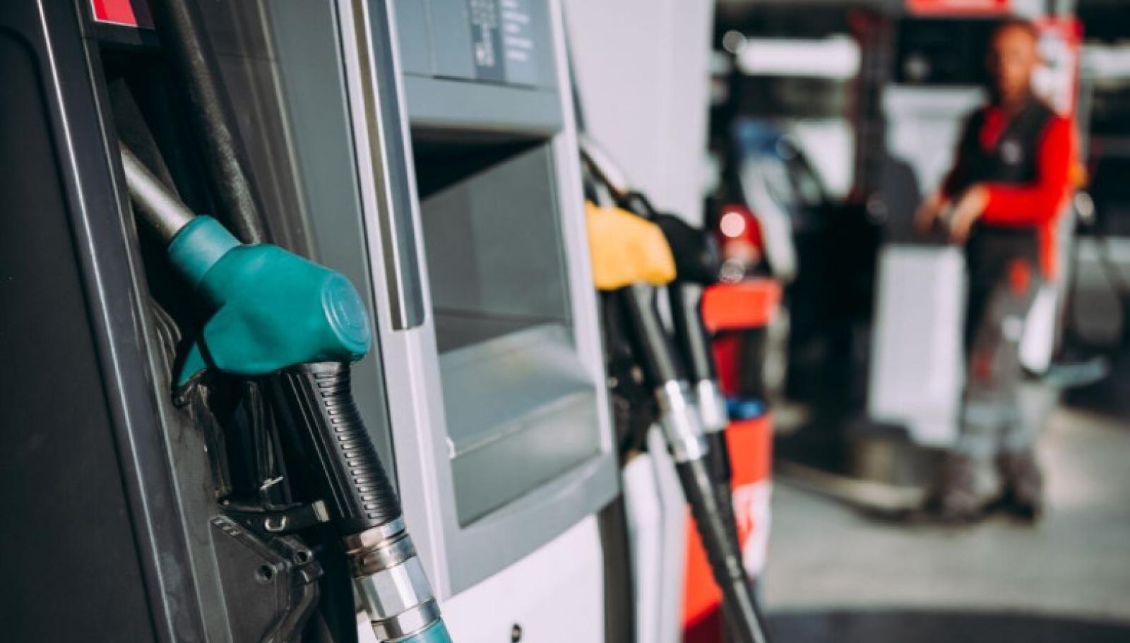 Il Governo taglia il costo della benzina:  15 cent al litro