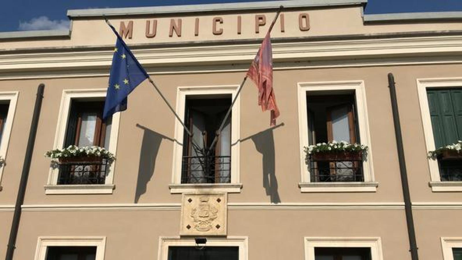 Il sindaco toglie il tricolore dal municipio per darlo ai parrucchieri