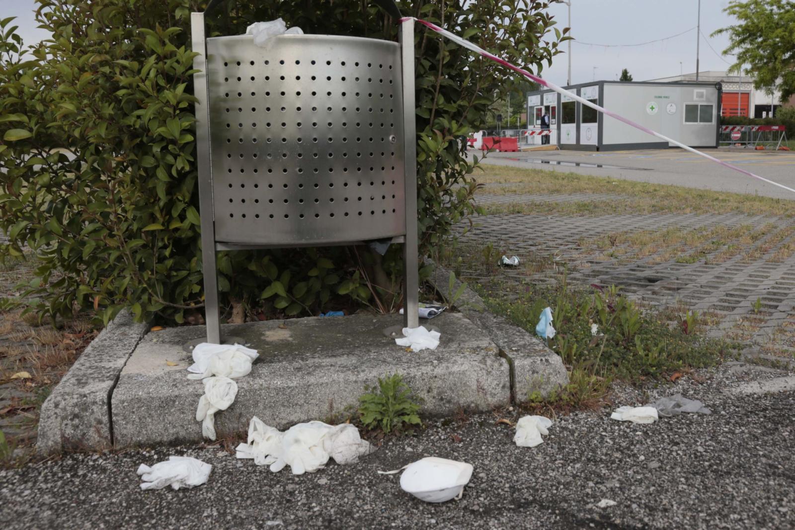 "Guanti e mascherine gettati a terra, ora basta! Abbiate rispetto"