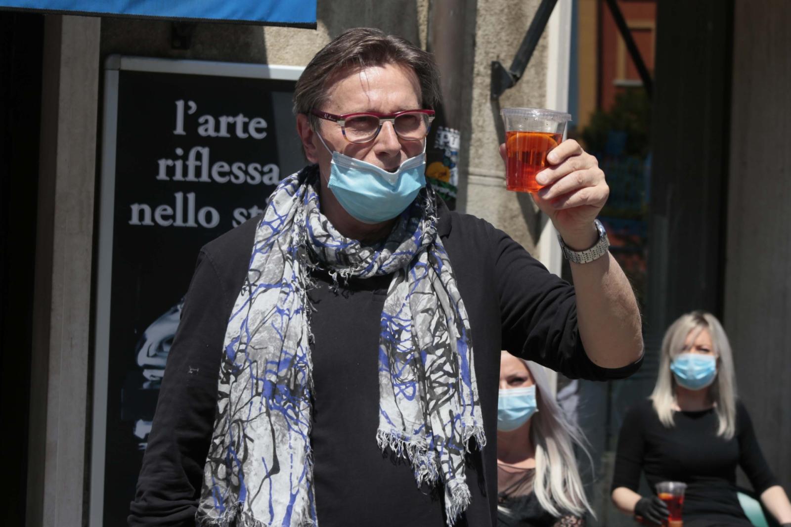 Centri estetici e parrucchieri: "Favorevoli al tampone per accedere"