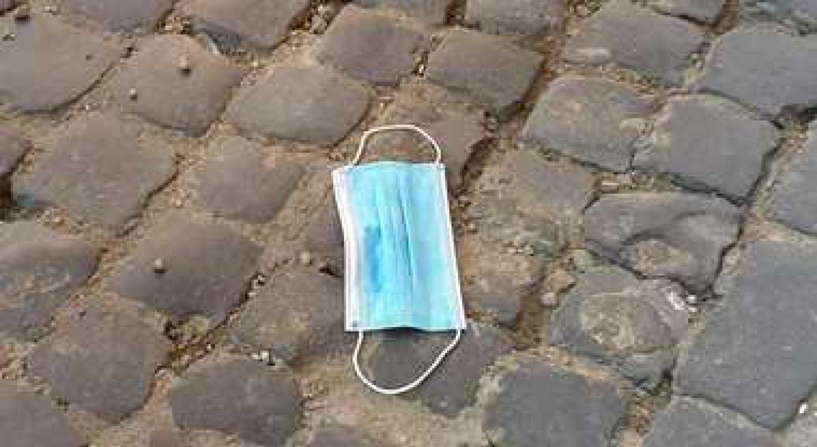 Coronavirus: guanti e mascherine abbandonati ovunque, ecco dove gettarli