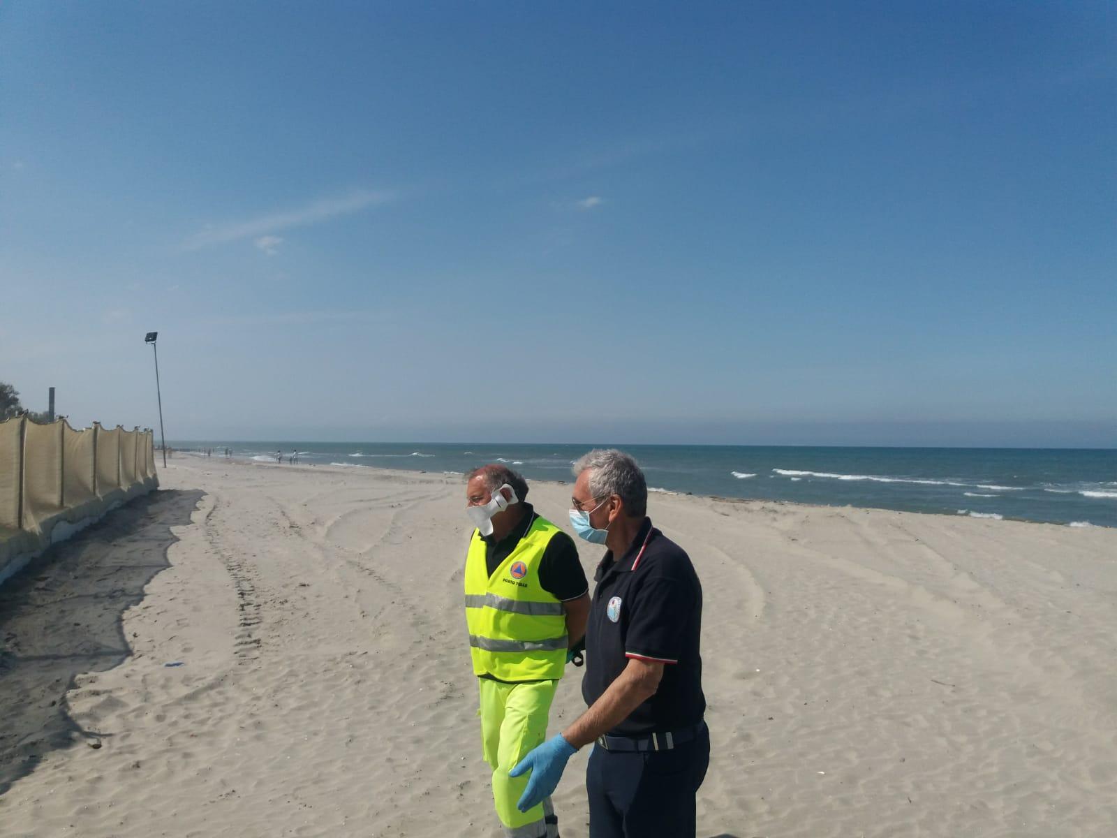 In quattro fanno il bagno di notte, uno scompare