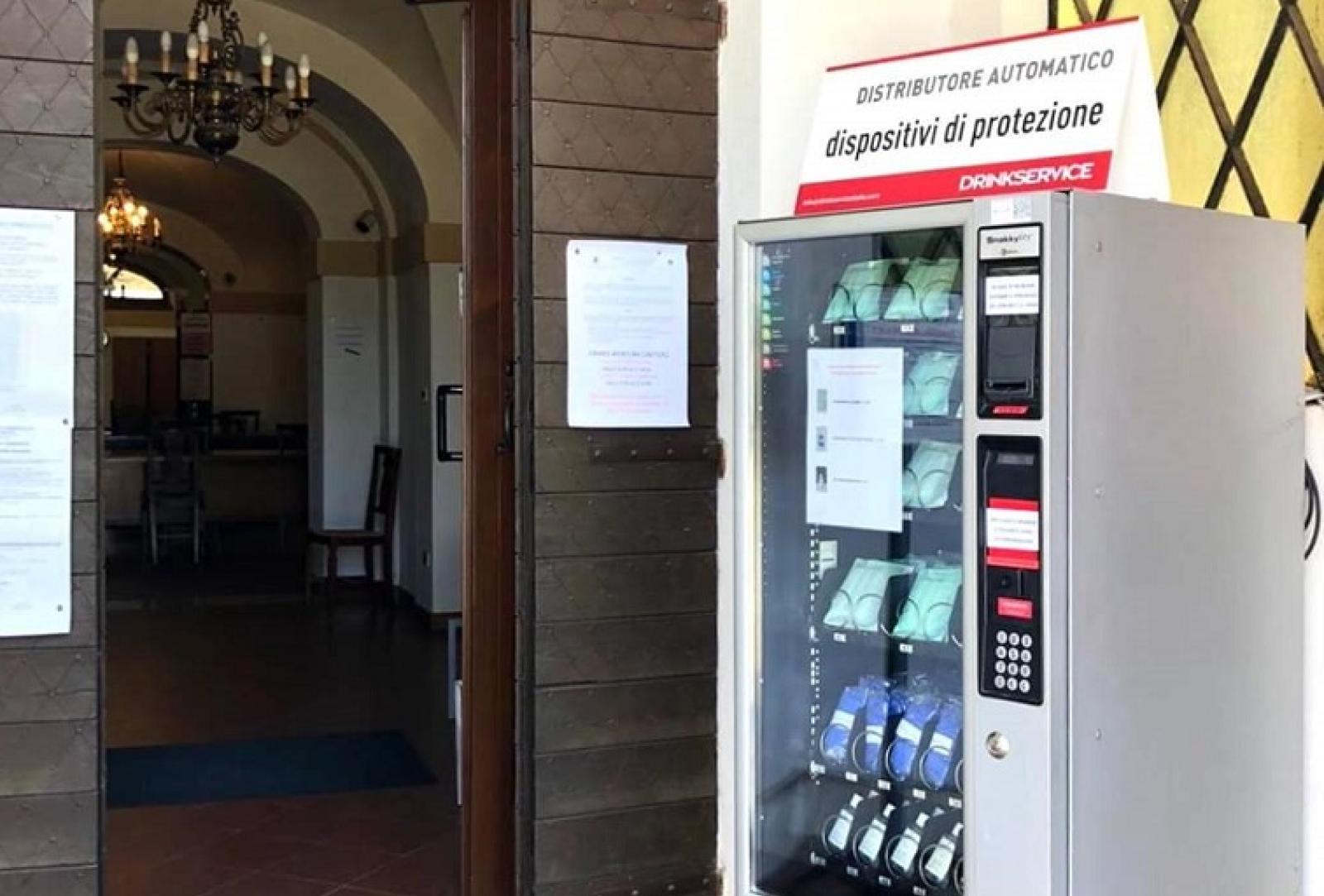 Un distributore di mascherine, guanti e gel davanti al Comune