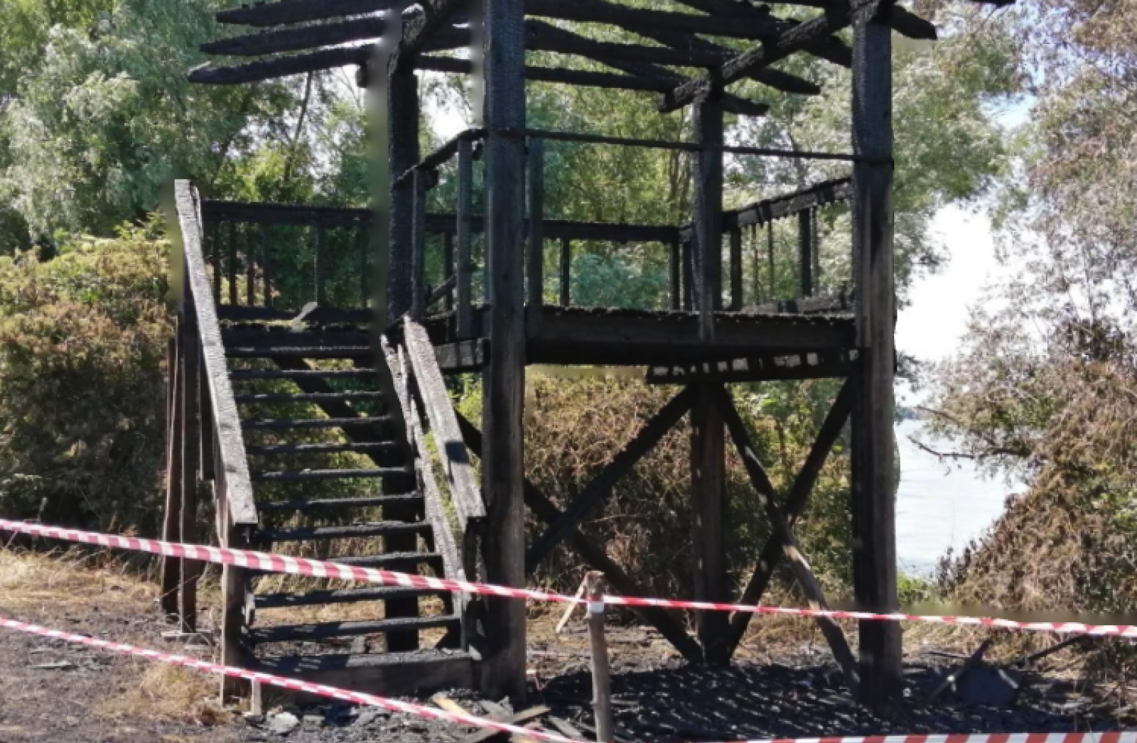 In fiamme la casetta del birdwatching