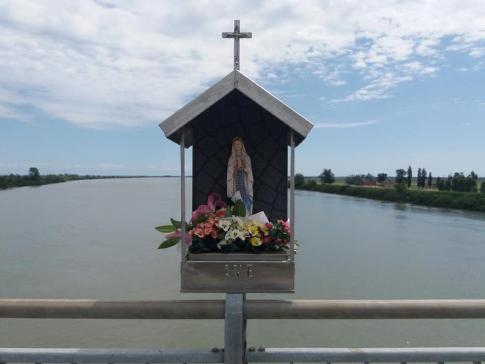 Un segno di speranza sul ponte: inaugurata la Madonnina