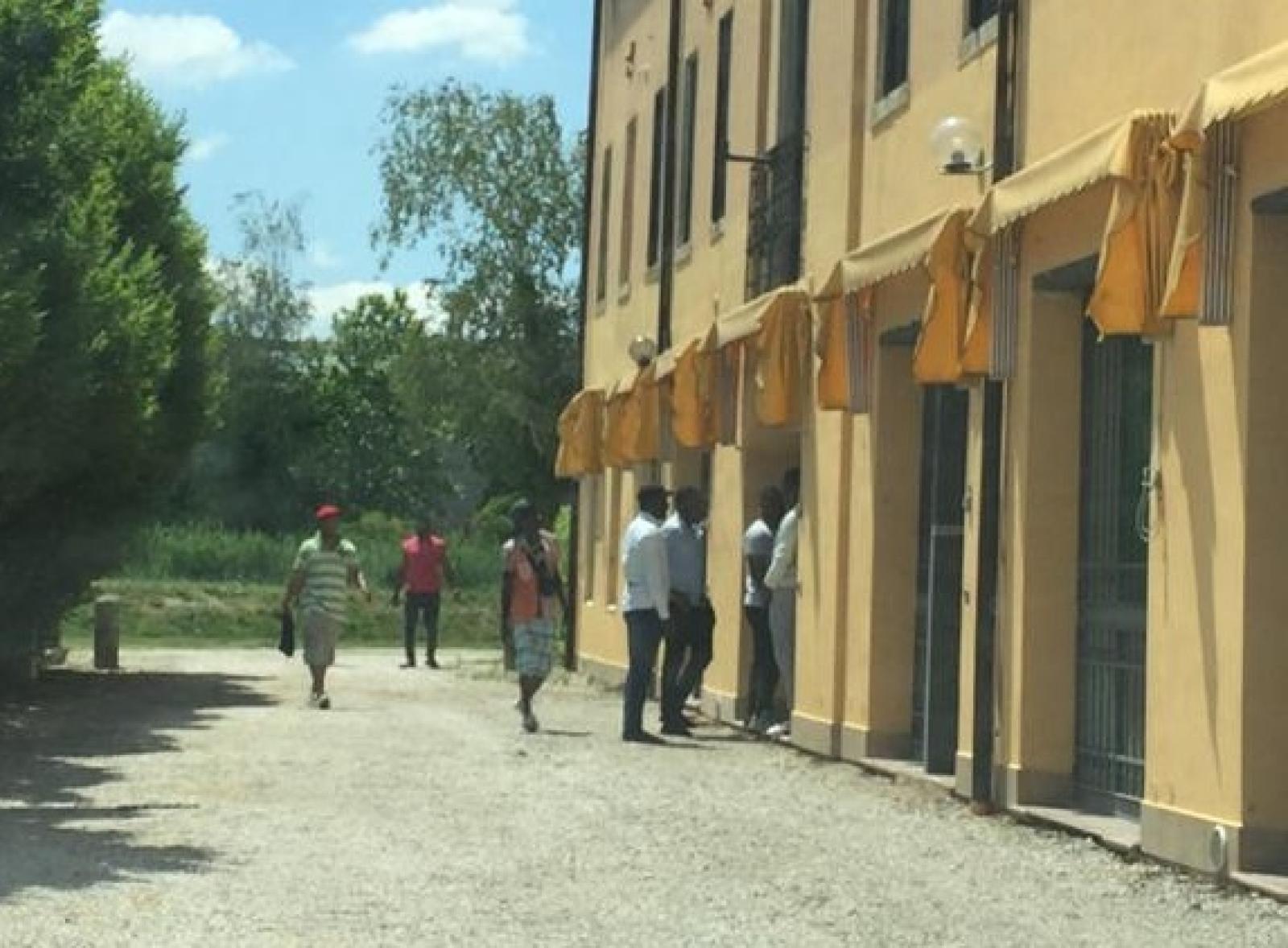 "Profughi a Loreo, vicino all'agriturismo di Amidei. Chi &egrave; causa del suo mal..."