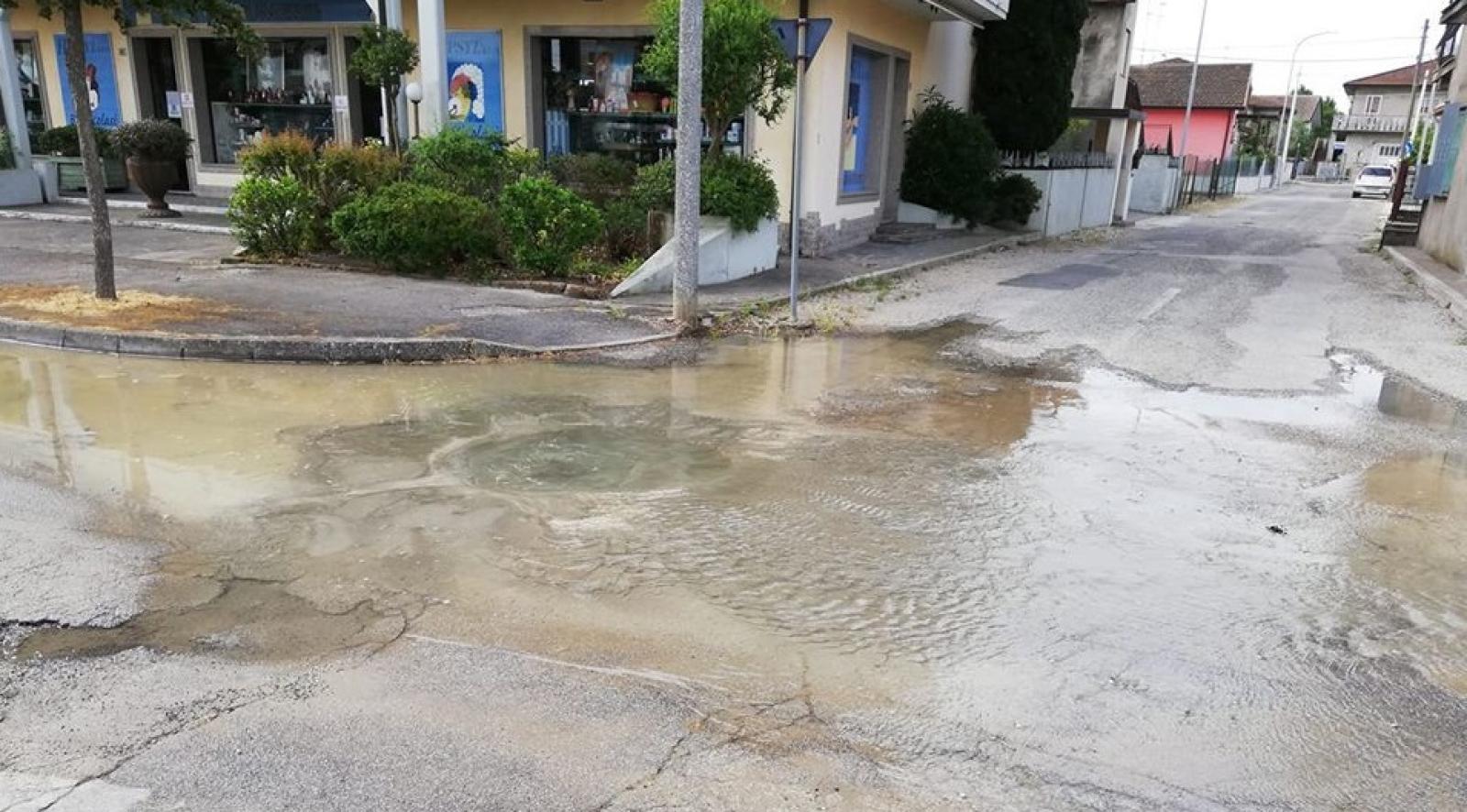Attenzione, maxi perdita in via Dante. Possibili disservizi nell'erogazione dell'acqua