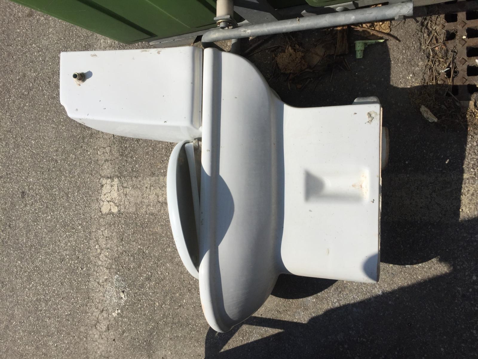 Rifiuti di ogni tipo abbandonati in via Chiarugi, "Ora basta"