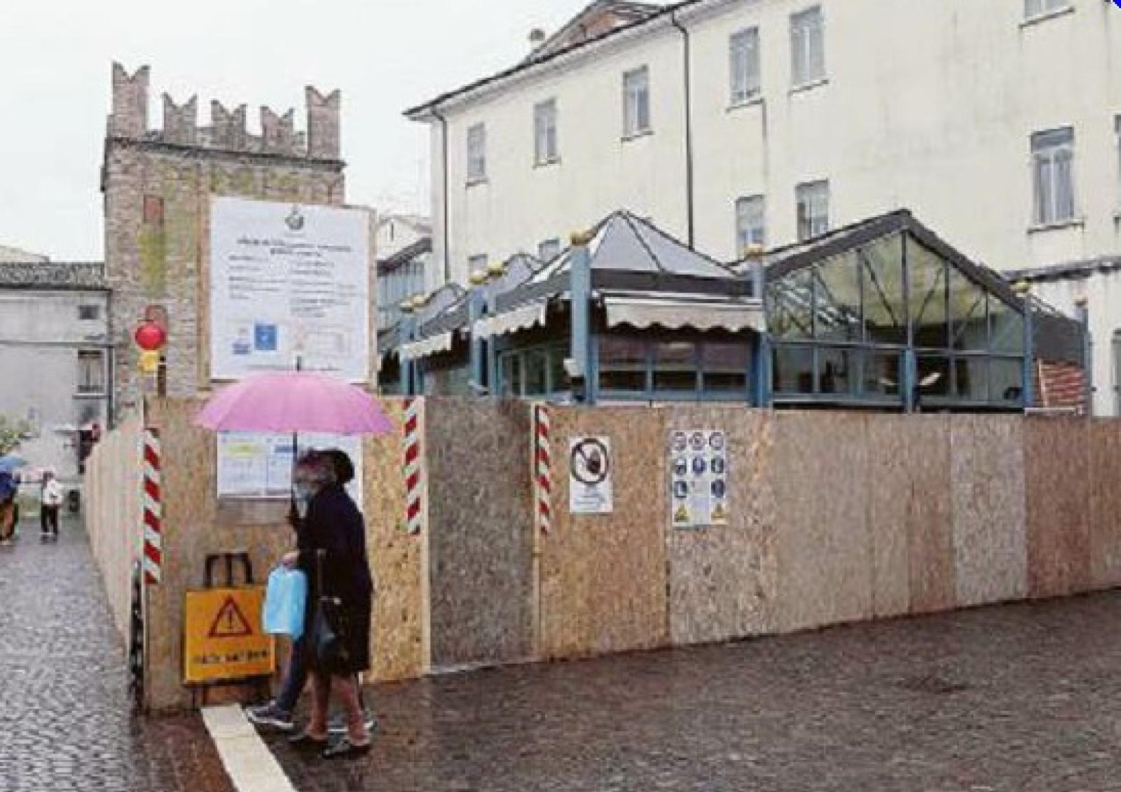 Il chiosco &egrave; circondato: si smonta