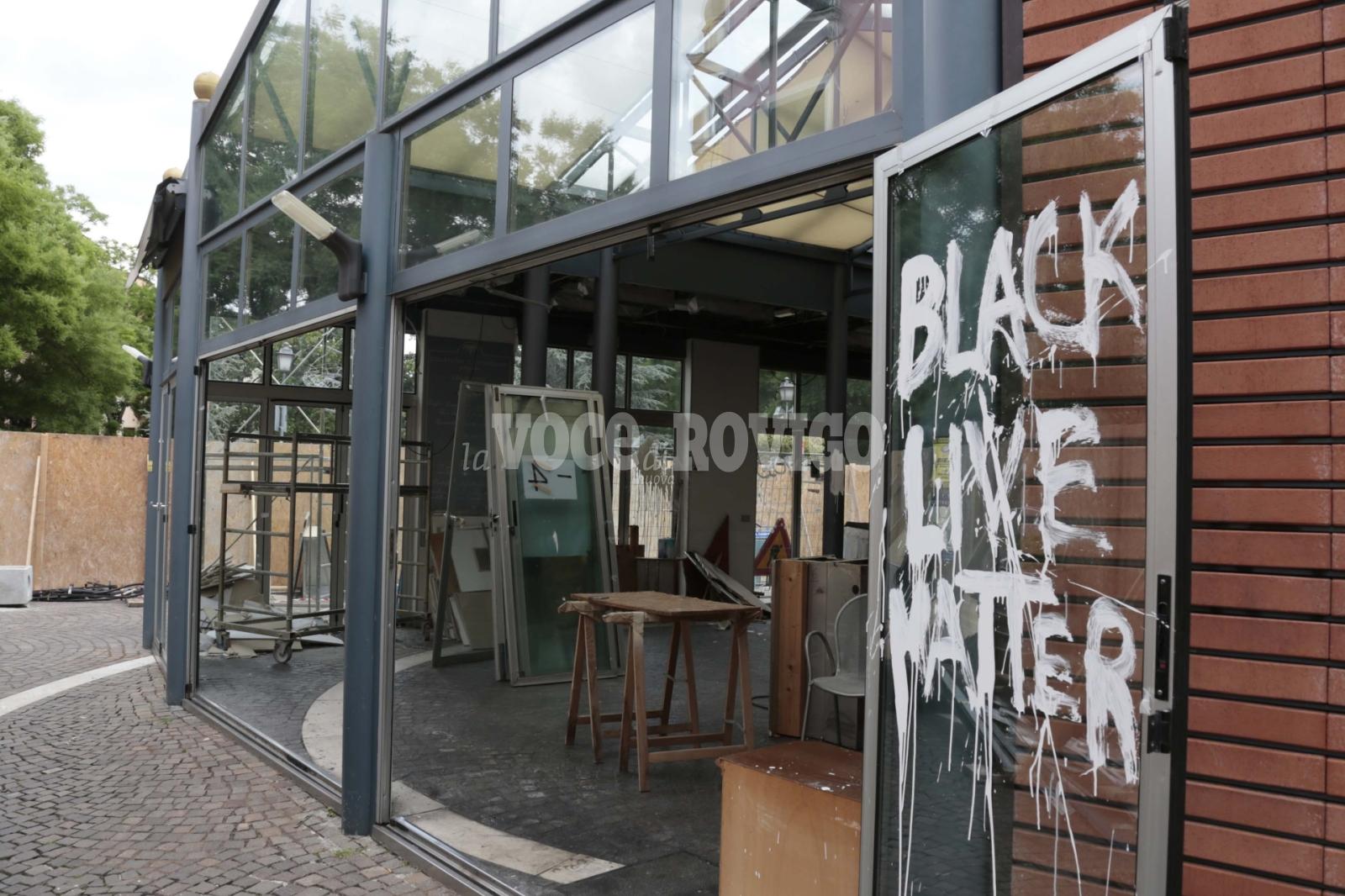 Caccia ai vandali-razzisti del chiosco