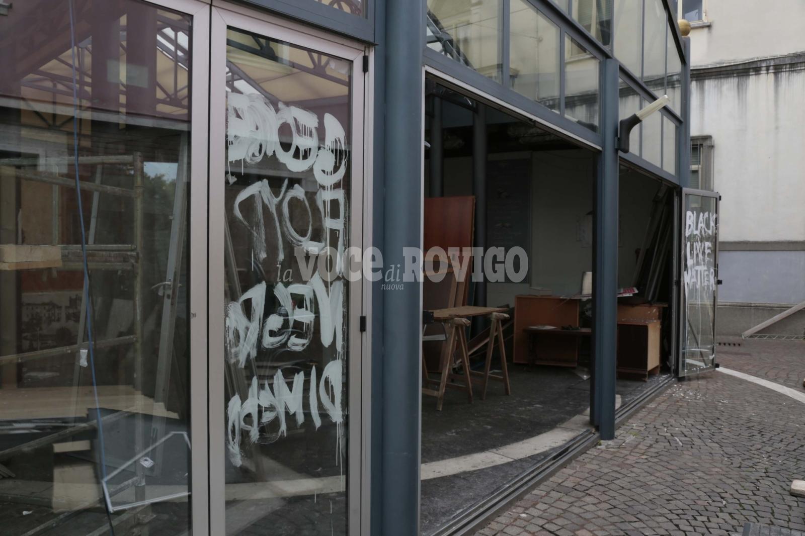 Sfregiano il chiosco con scritte contro Floyd: caccia ai vandali